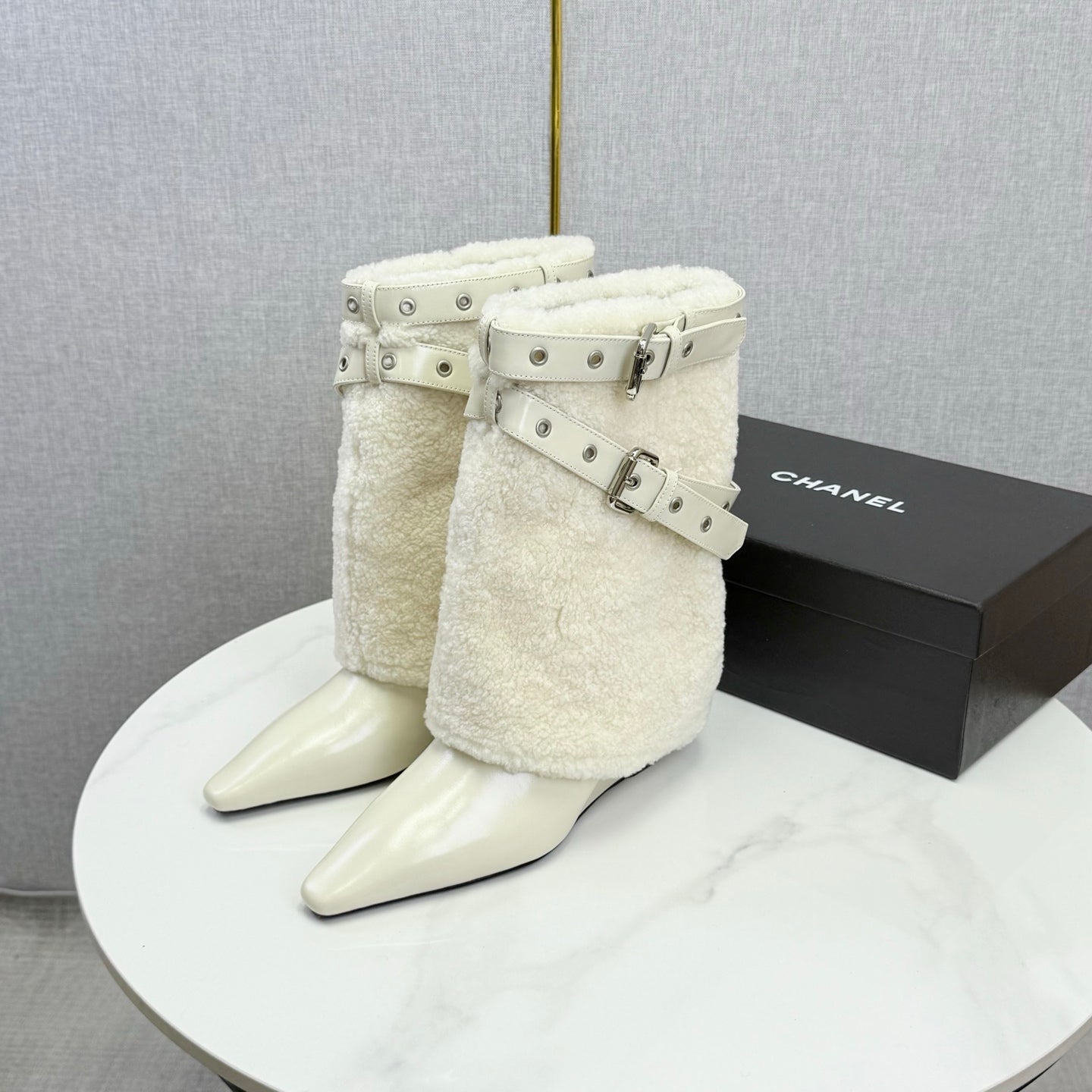 CC 26s Knight Martin Boots White Sheepskin Wool 620408