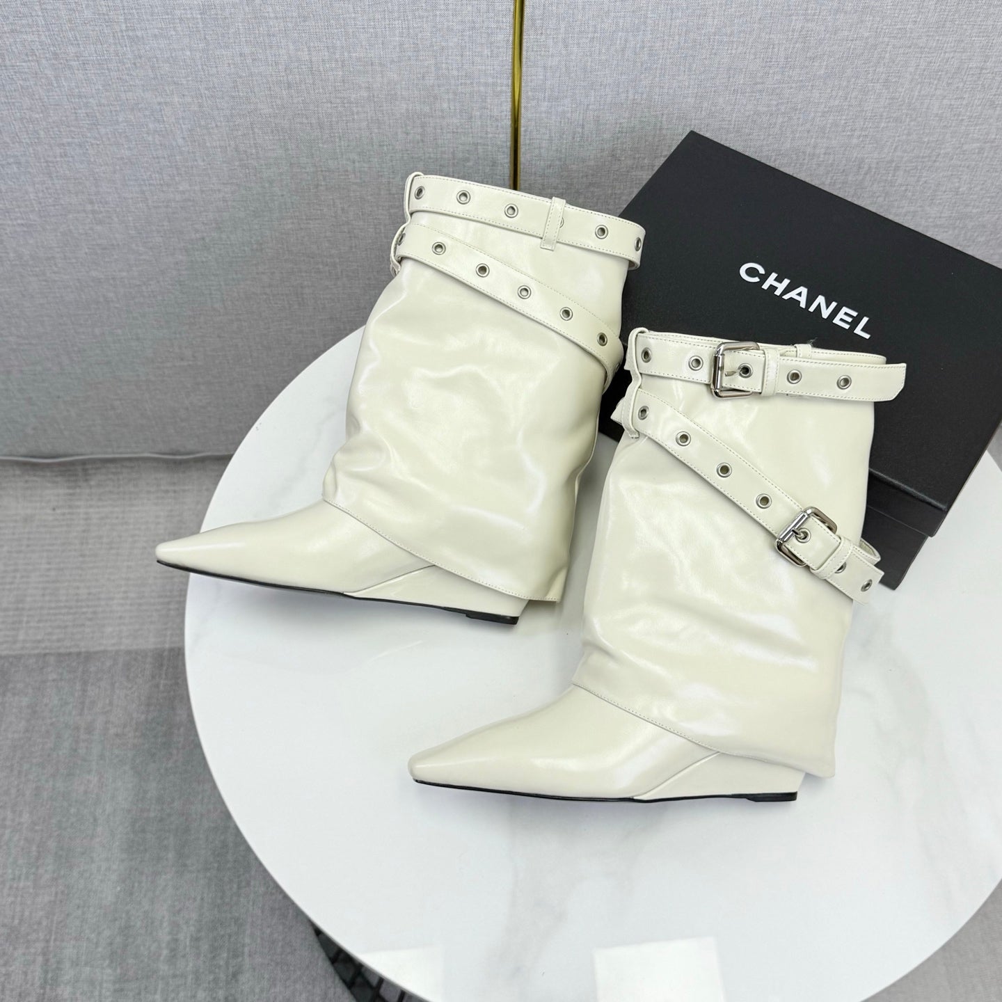 CC 26s Knight Martin Boots White Sheepskin 620411