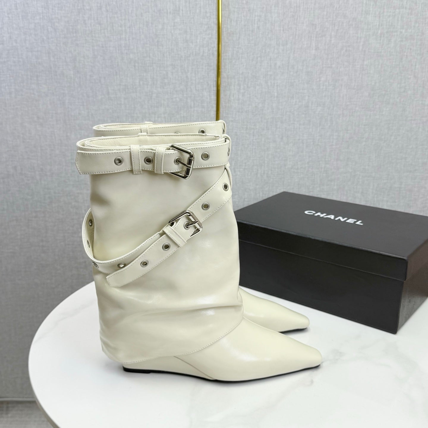 CC 26s Knight Martin Boots White Sheepskin 620411