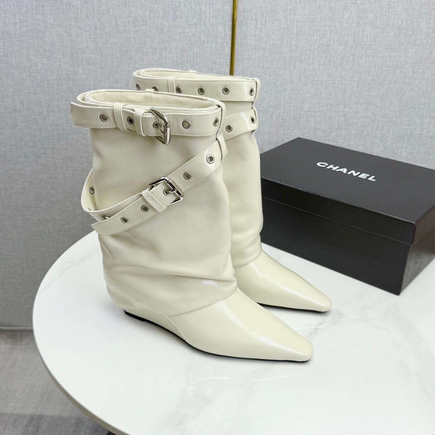 CC 26s Knight Martin Boots White Sheepskin 620411