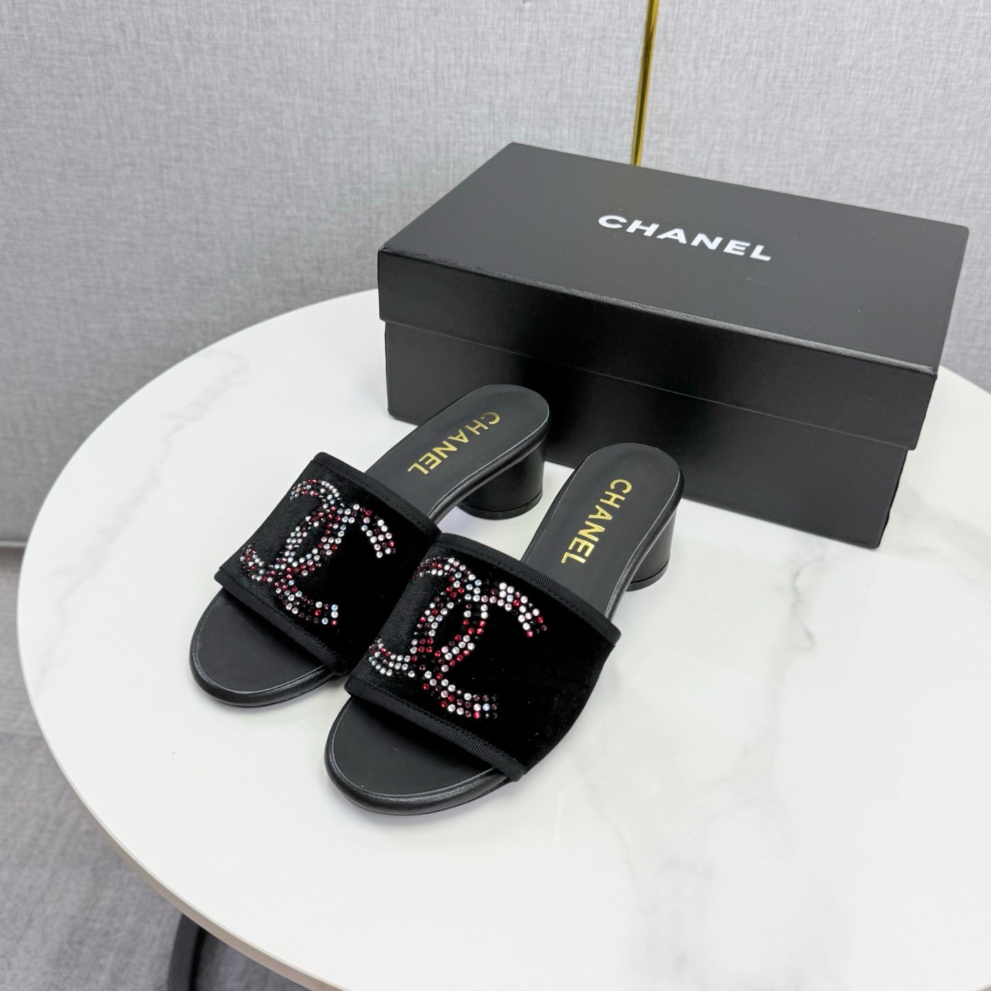 CC 26SS Sandals Black Velvet Sheepskin 639895