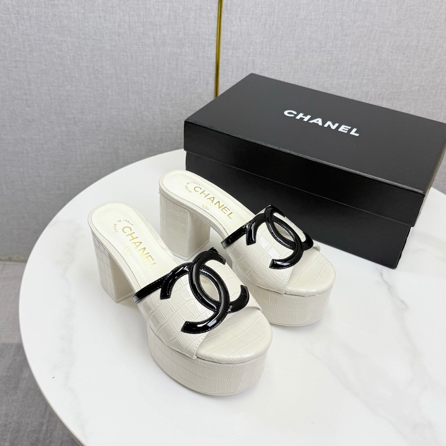 CC 26s Block Heel Sandals 10cm White Crocodile-Embossed Calfskin
