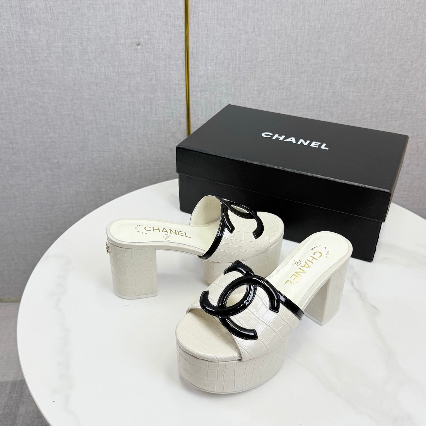 CC 26s Block Heel Sandals 10cm White Crocodile-Embossed Calfskin
