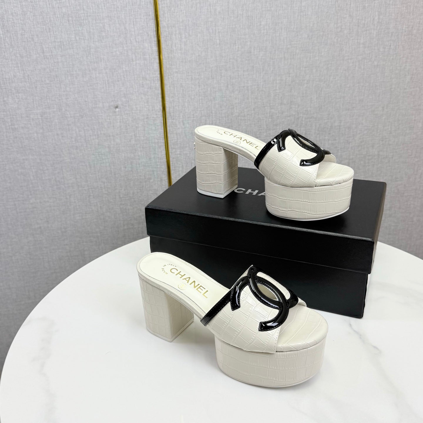 CC 26s Block Heel Sandals 10cm White Crocodile-Embossed Calfskin
