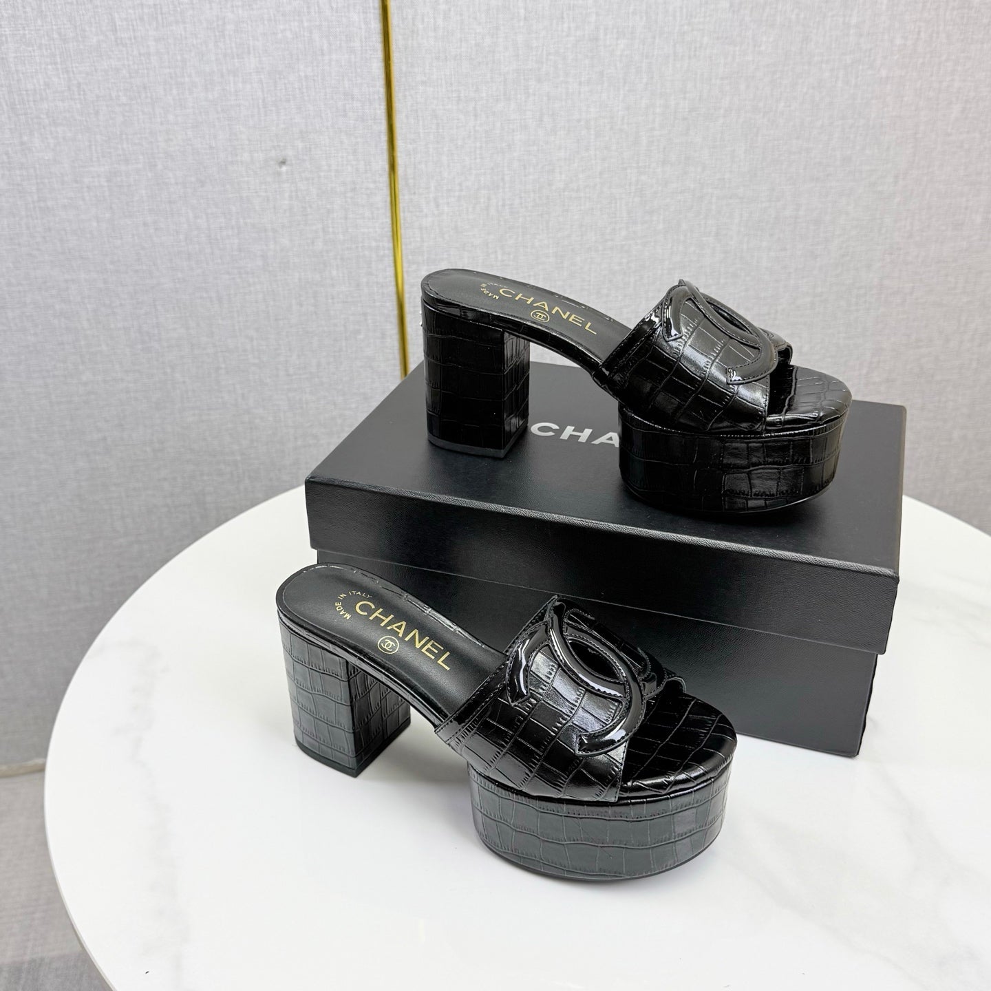 CC 26s Block Heel Sandals 10cm Black Crocodile-Embossed Calfskin
