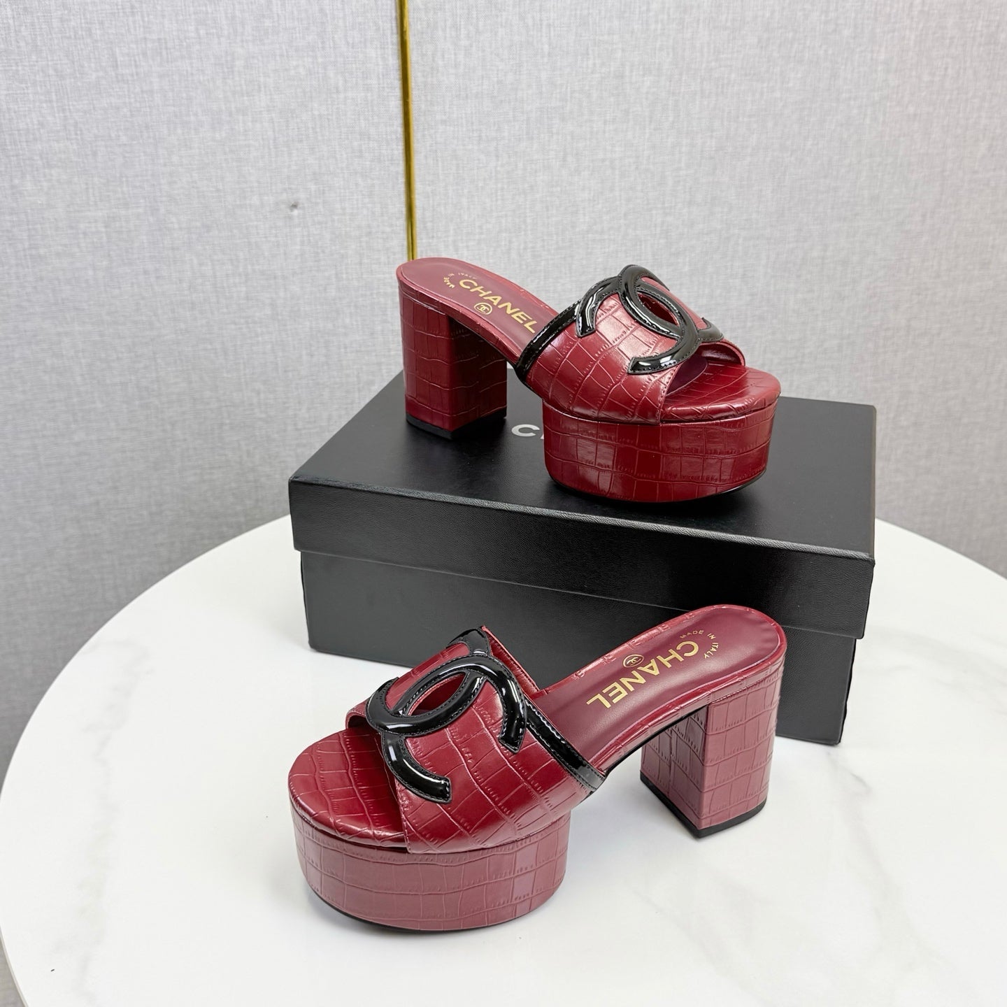 CC 26s Block Heel Sandals 10cm Red Crocodile-Embossed Calfskin