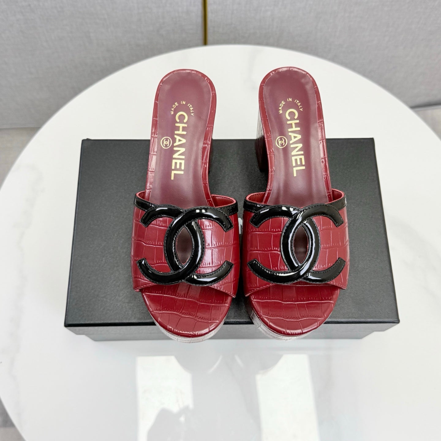 CC 26s Block Heel Sandals 10cm Red Crocodile-Embossed Calfskin