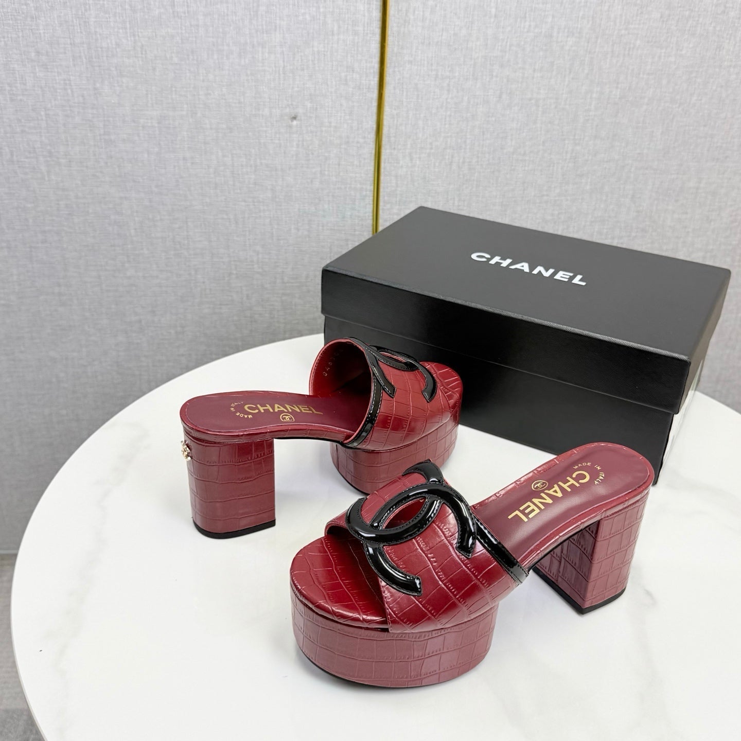 CC 26s Block Heel Sandals 10cm Red Crocodile-Embossed Calfskin