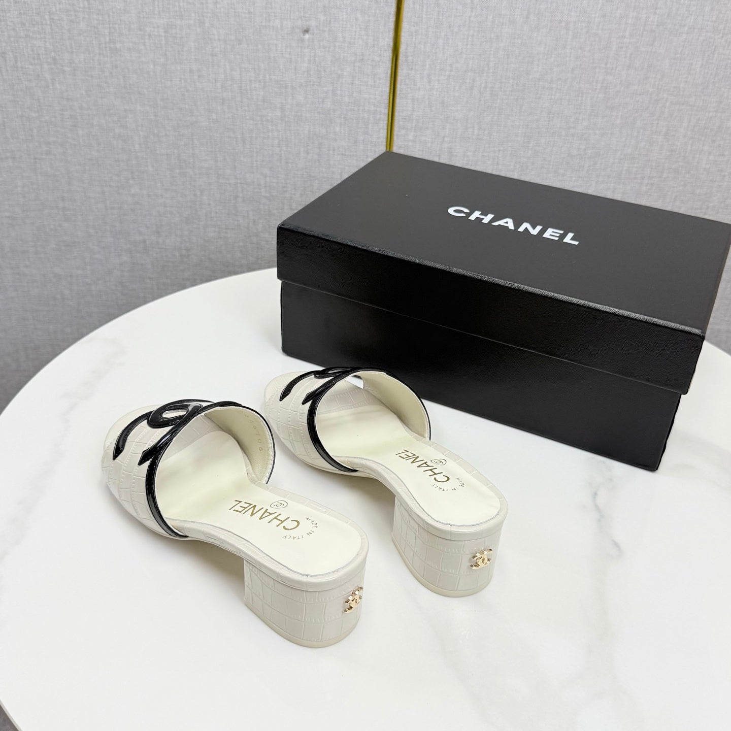 CC 26s Block Heel Sandals 4cm White Crocodile-Embossed Calfskin