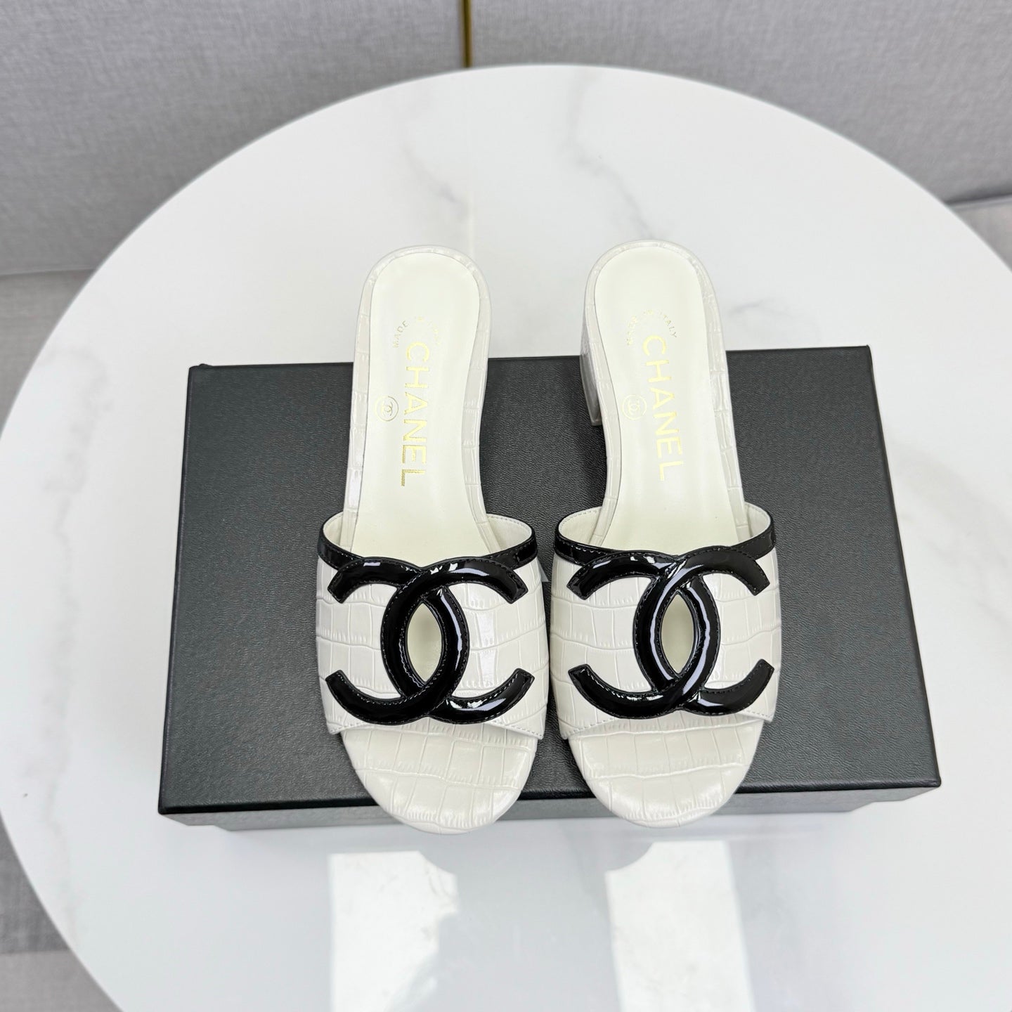 CC 26s Block Heel Sandals 4cm White Crocodile-Embossed Calfskin