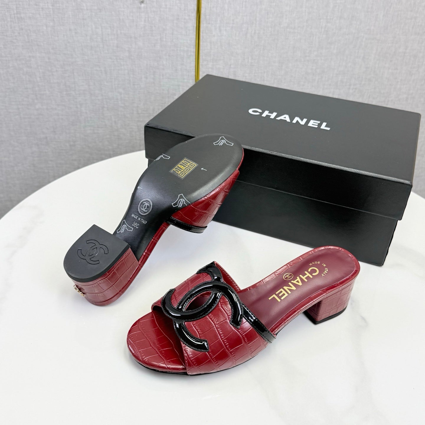 CC 26s Block Heel Sandals 4cm Red Crocodile-Embossed Calfskin