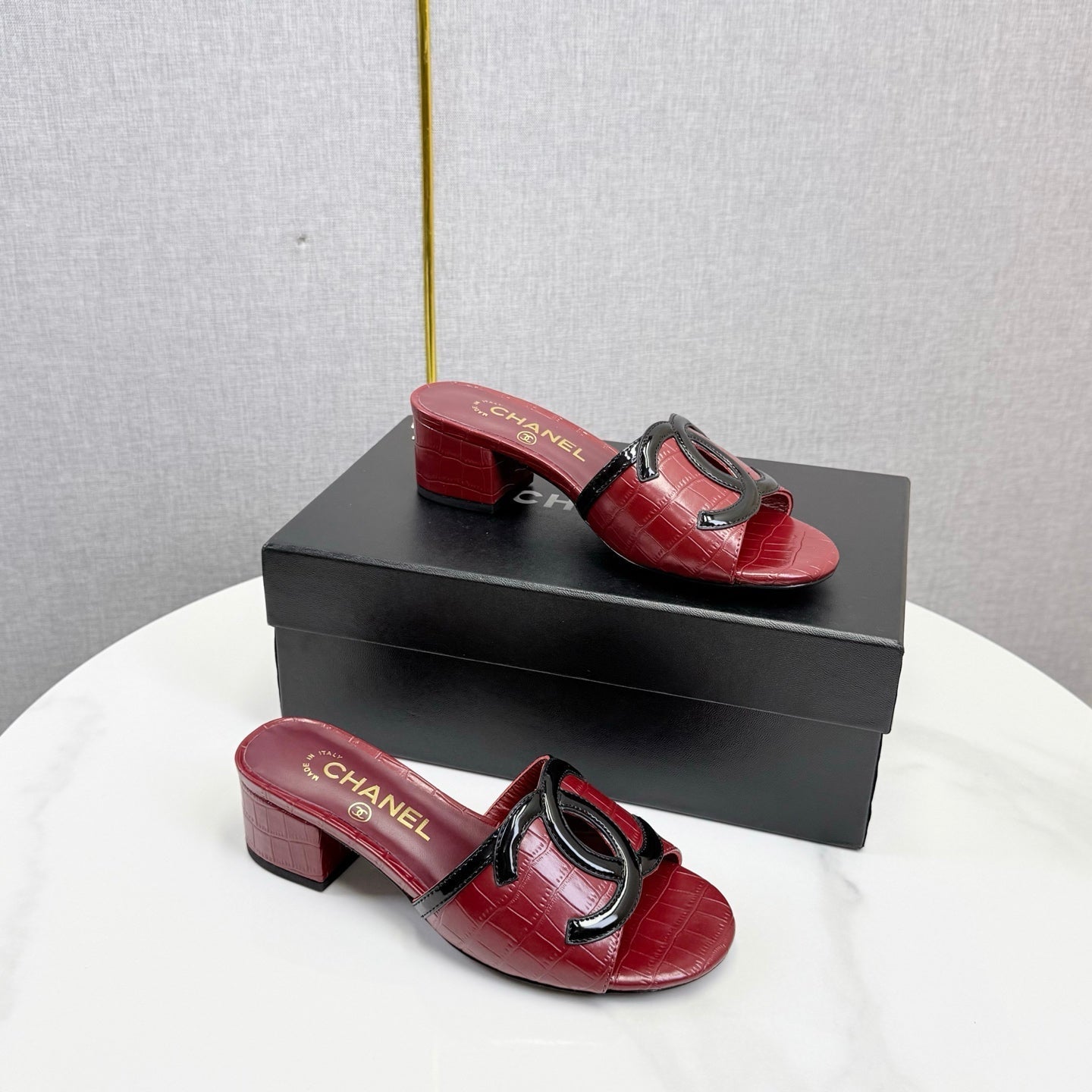 CC 26s Block Heel Sandals 4cm Red Crocodile-Embossed Calfskin