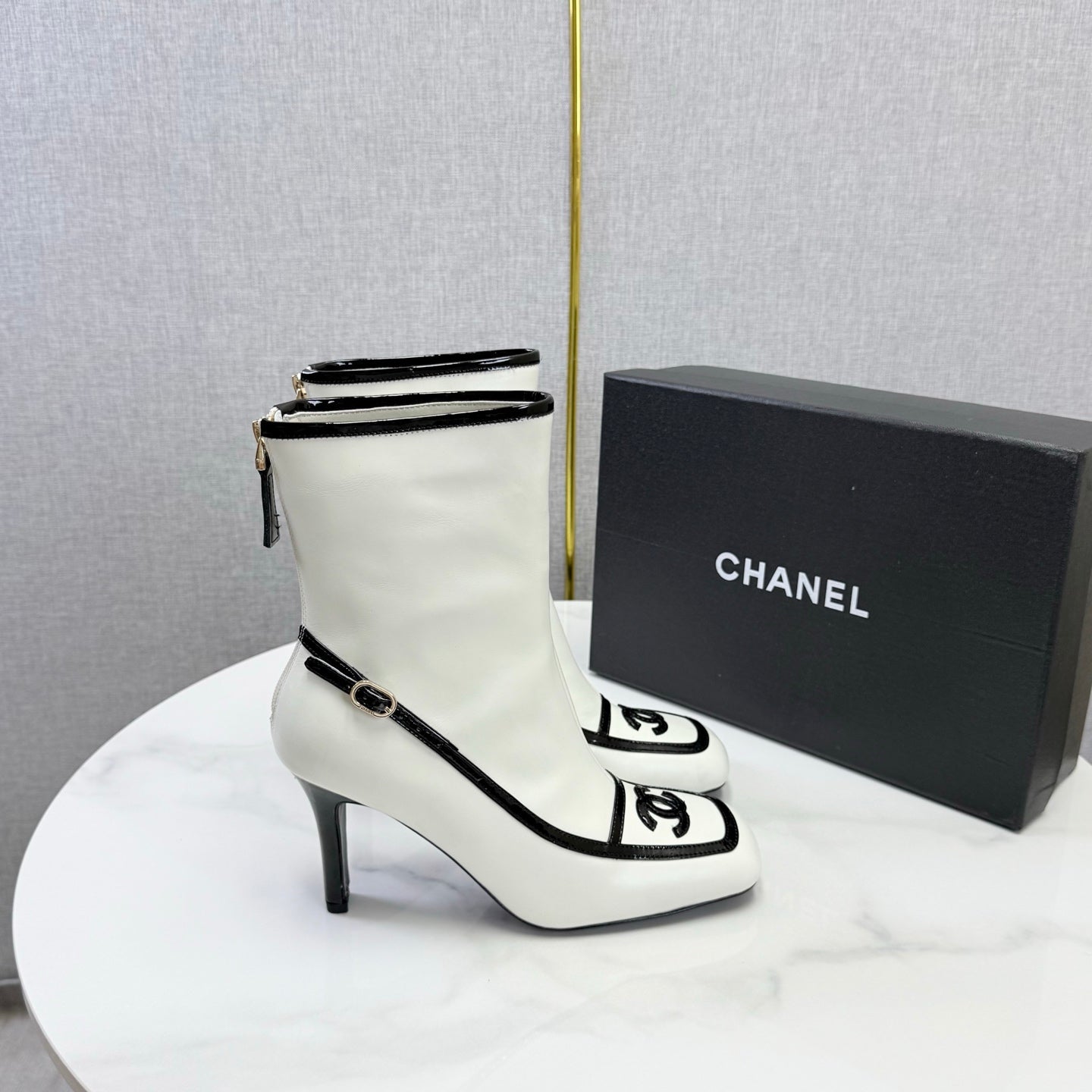 CC 26s Silhouette Ankle Boots White Black Sheepskin 972813