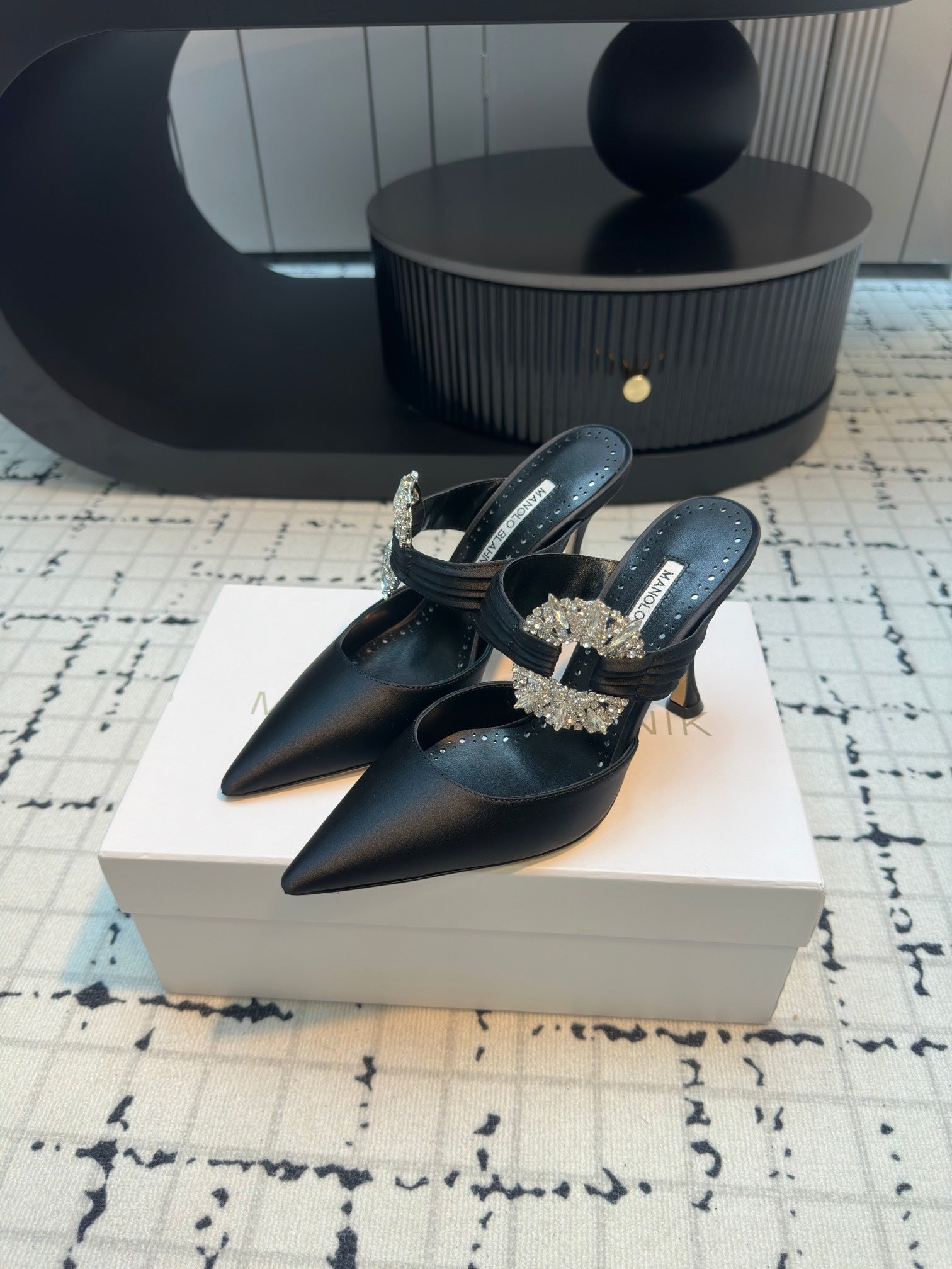 Manolo Satin Maidugura Mules 90mm Black Satin