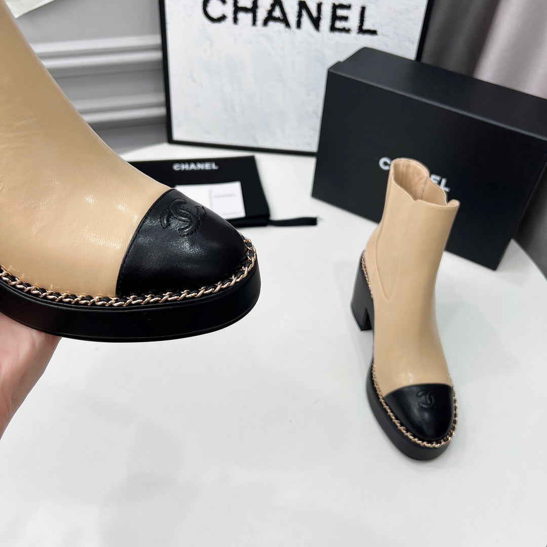 CC 25 Chelsea Ankle Boots With Chain 85mm Beige Black Sheepskin 374034