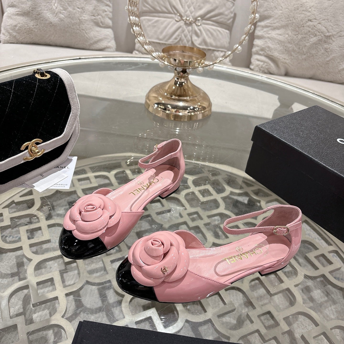 CC 26s Camellia Hollow Sandals Pink Patent Leather 736521