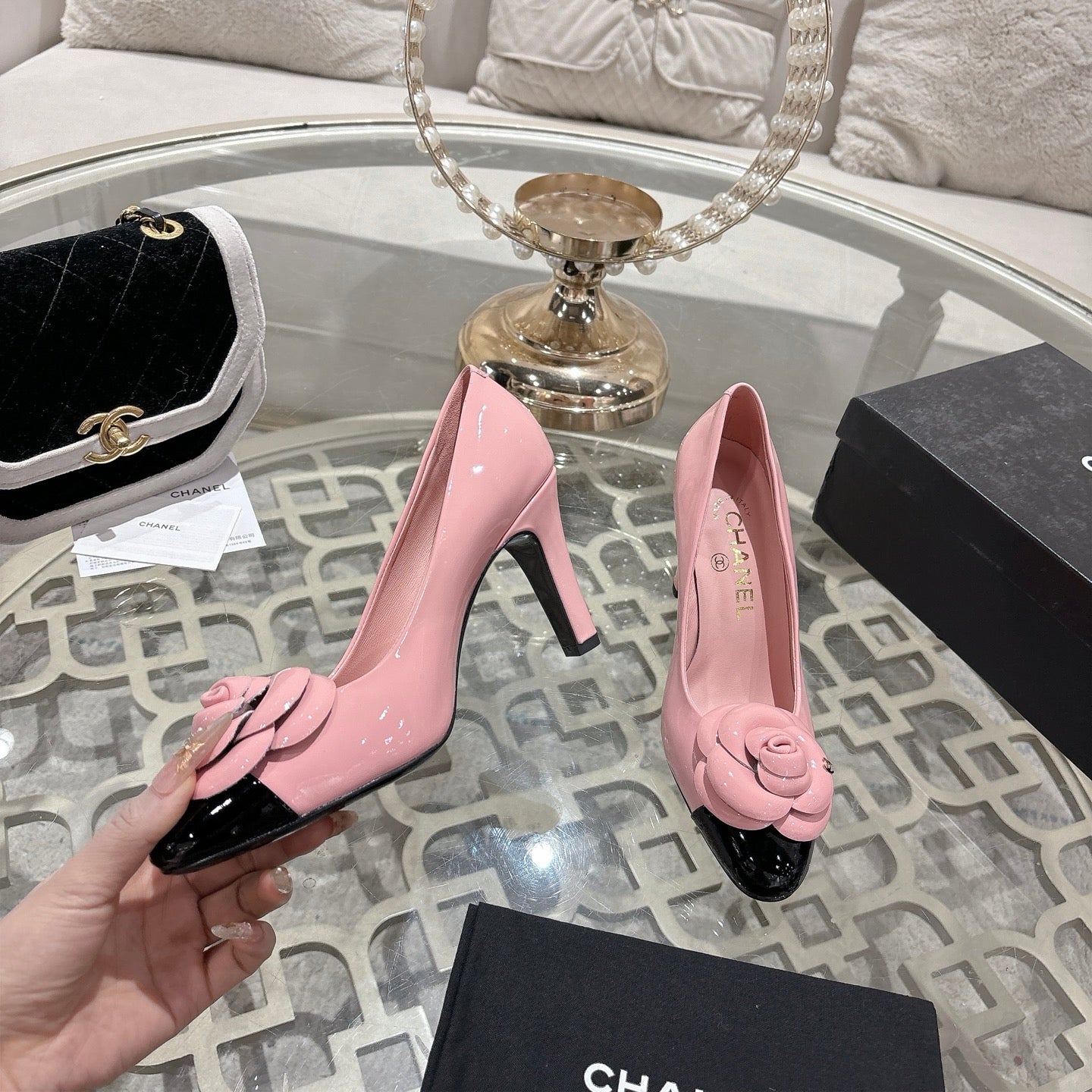 CC 26s Camellia Round Toe Pump 8.5cm Black Pink Patent Leather 736529