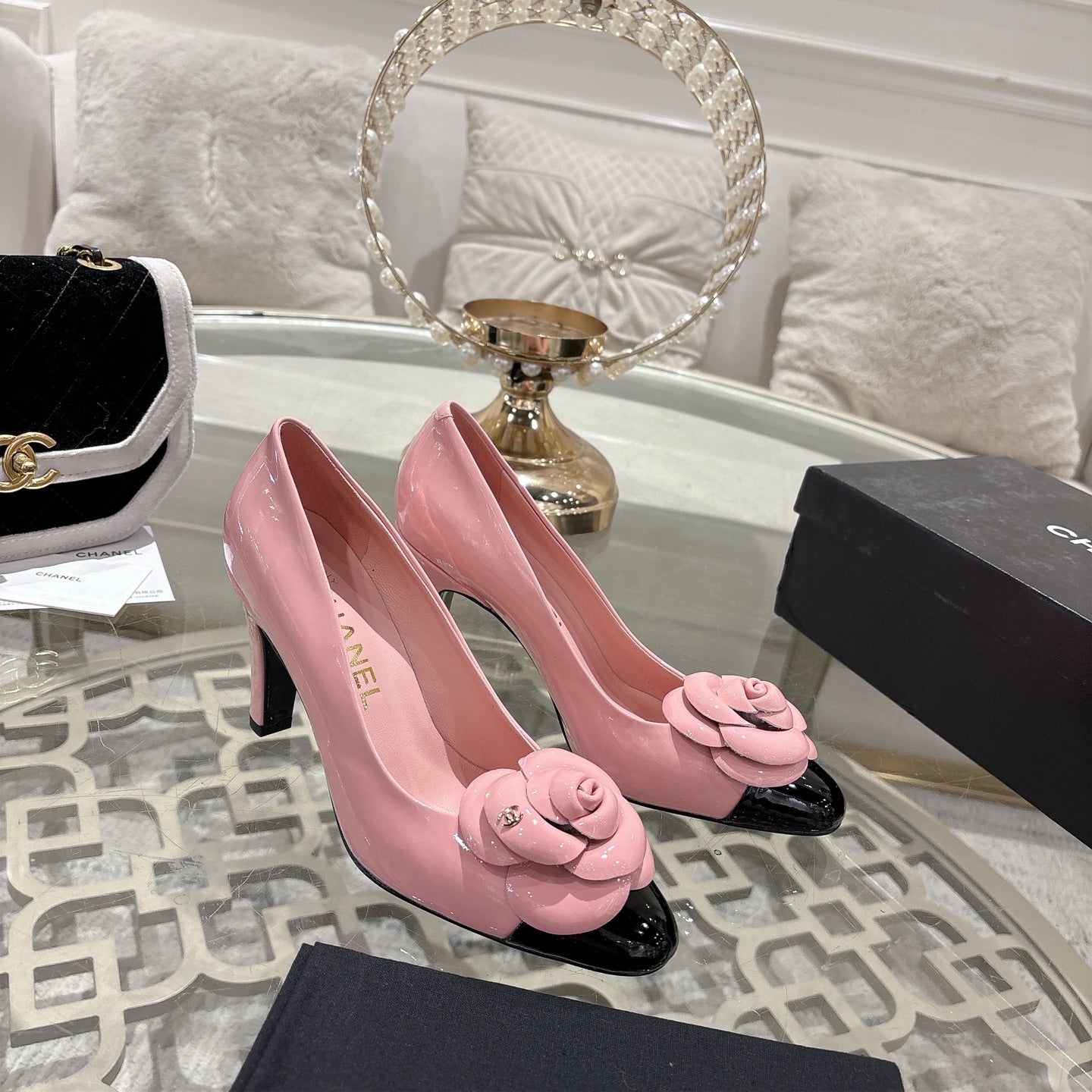 CC 26s Camellia Round Toe Pump 8.5cm Black Pink Patent Leather 736529