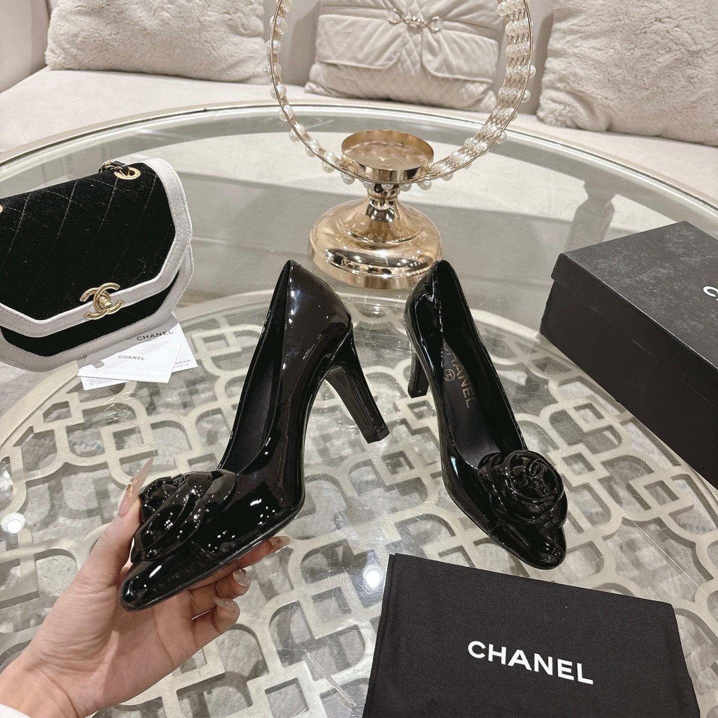 CC 26s Camellia Round Toe Pump 8.5cm Black Patent Leather 736532