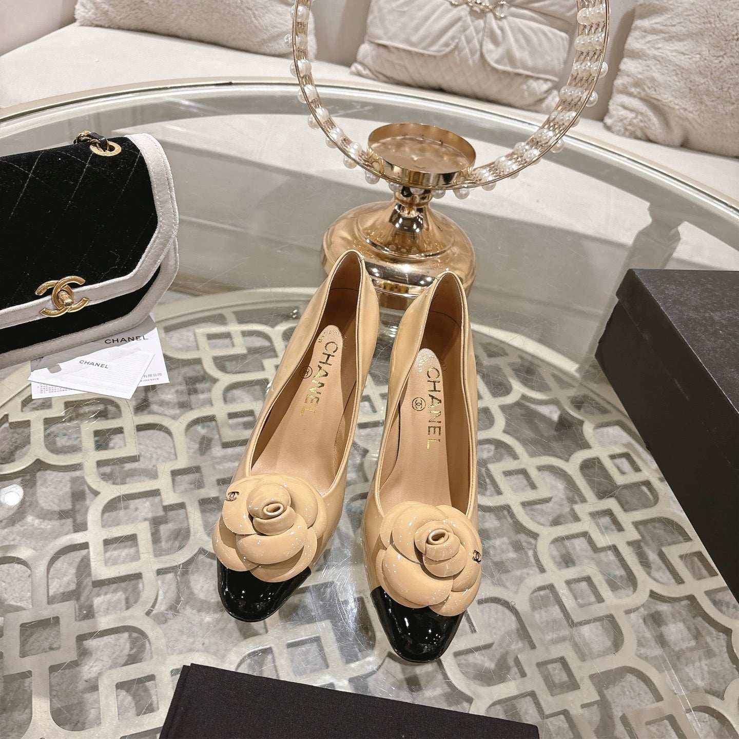 CC 26s Camellia Round Toe Pump 8.5cm Black Beige Patent Leather 736533