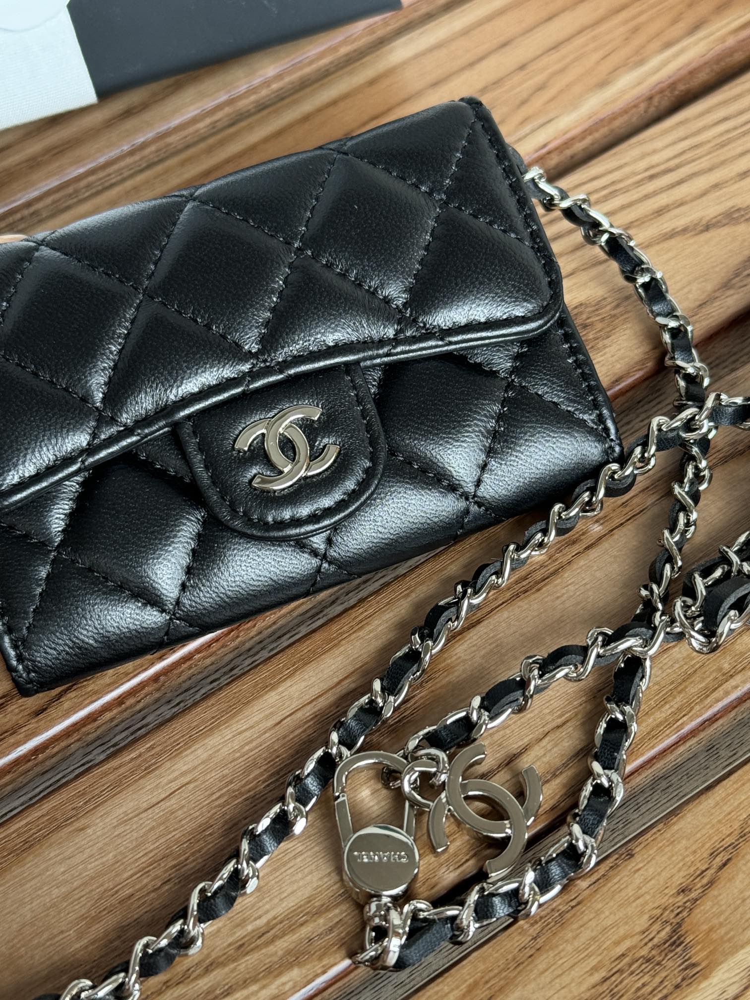 CC 24 Classic Wallet On Chain 11cm Black Sliver Metal Lamskin 240660