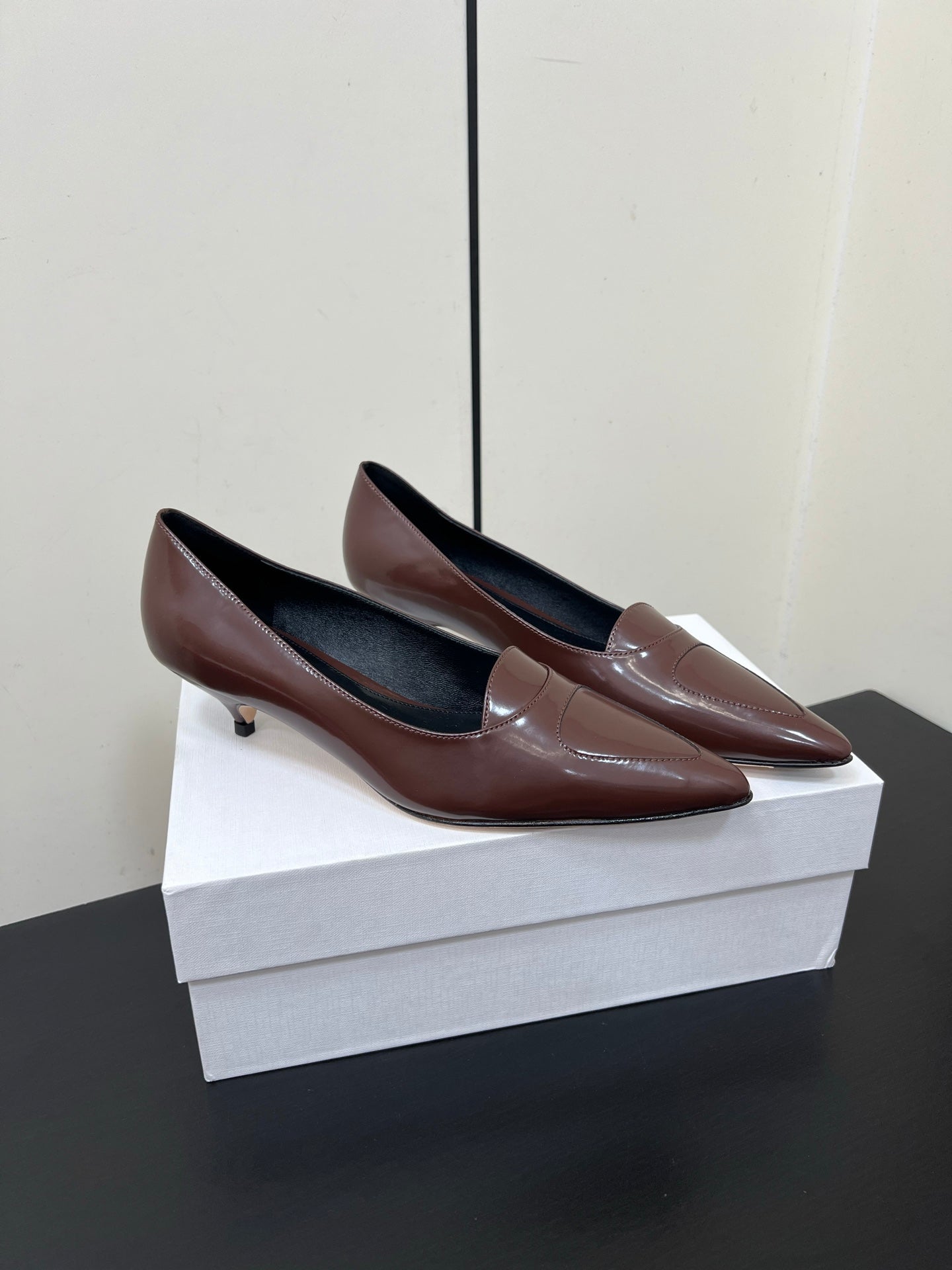 The Row Viv Kitten Pumps 3.5cm Dark Brown Patent Leather 340009