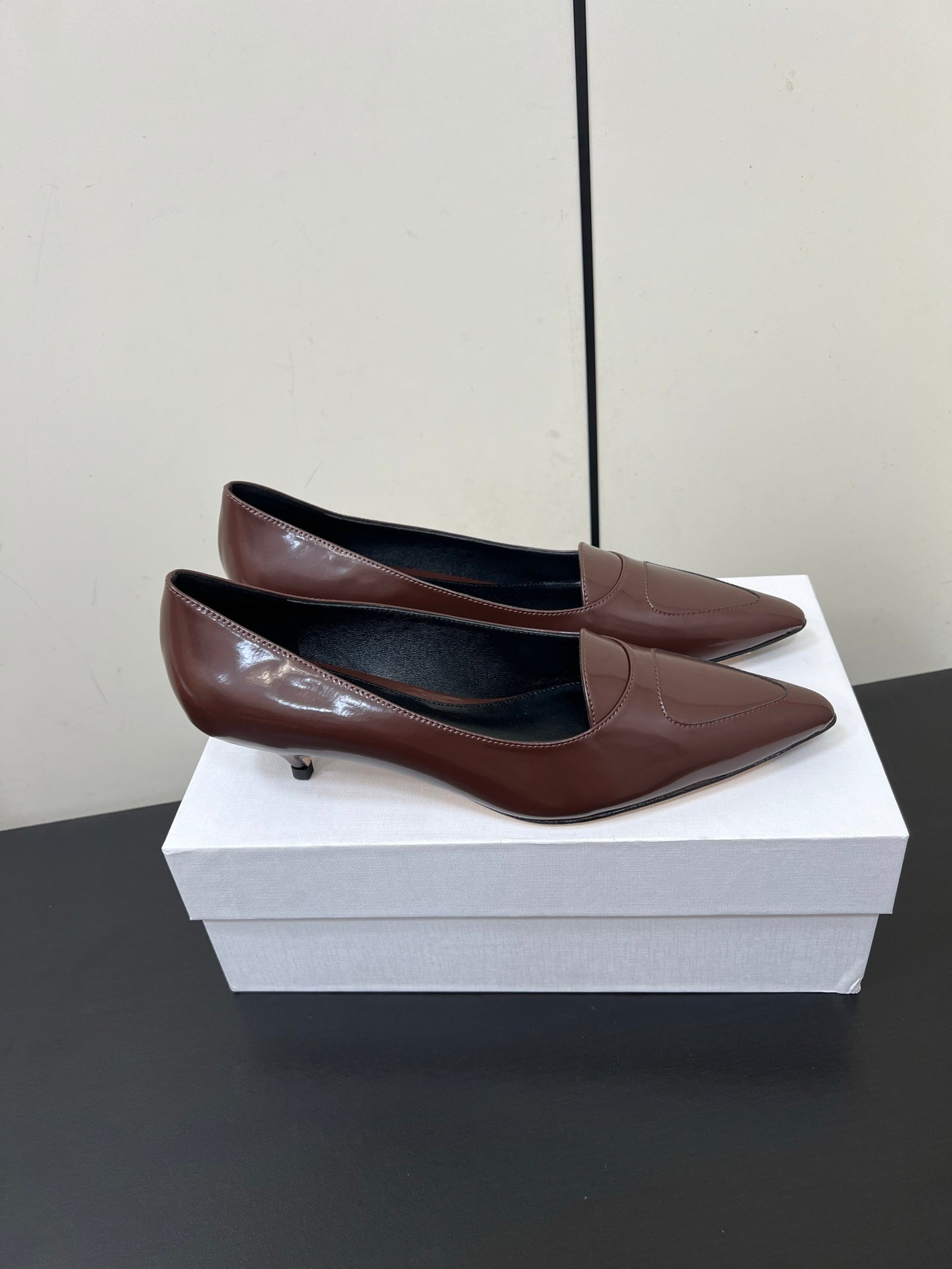 The Row Viv Kitten Pumps 3.5cm Dark Brown Patent Leather 340009