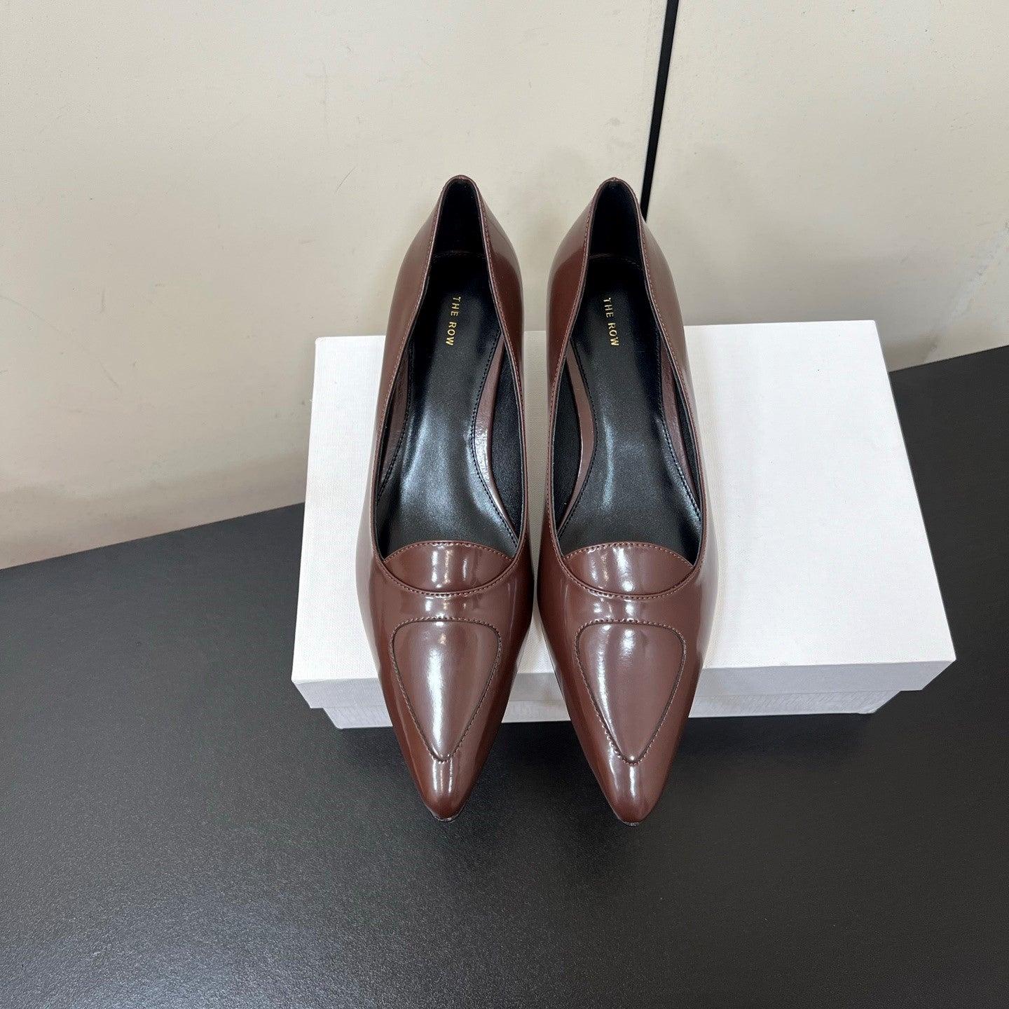 The Row Viv Kitten Pumps 3.5cm Dark Brown Patent Leather 340009