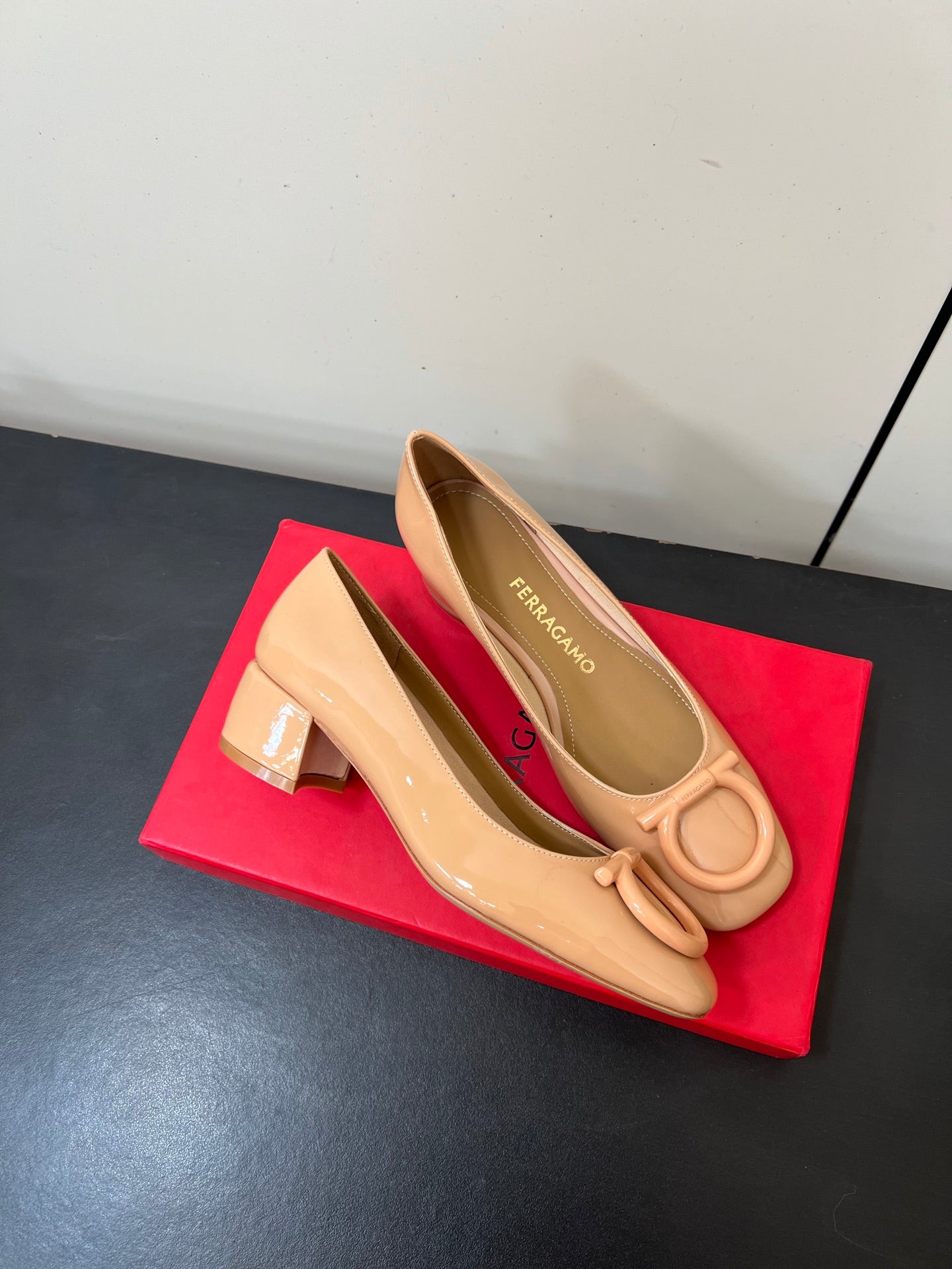 Ferragamo Maxi Gancini Pump Beige Patent Leather 619031