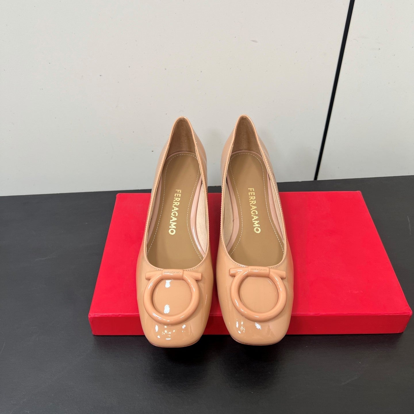 Ferragamo Maxi Gancini Pump Beige Patent Leather 619031