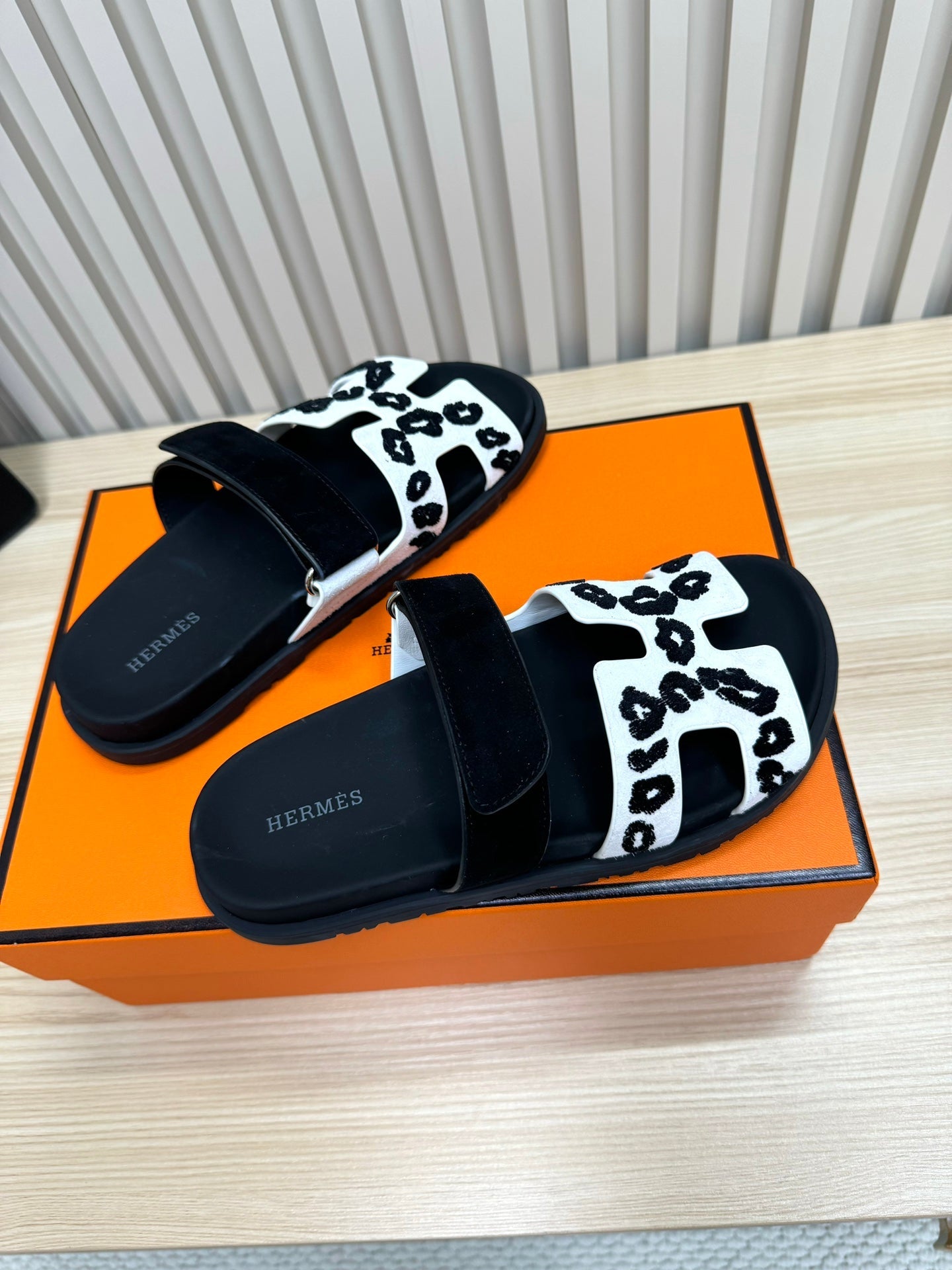 HM Chypre Sandal Black White Suede Wool Leather 618576