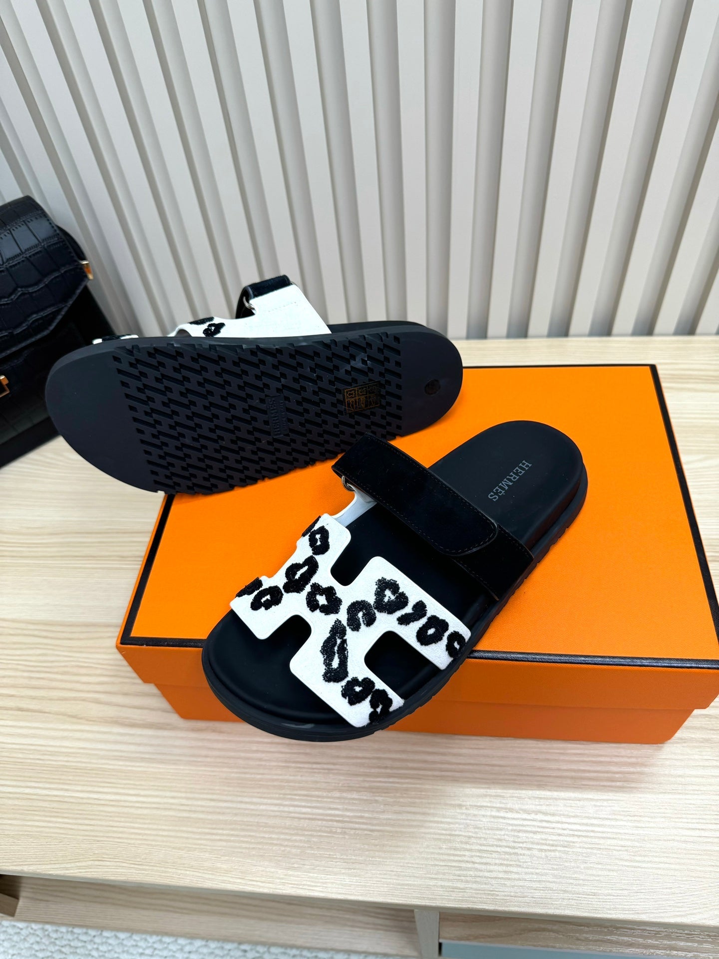 HM Chypre Sandal Black White Suede Wool Leather 618576