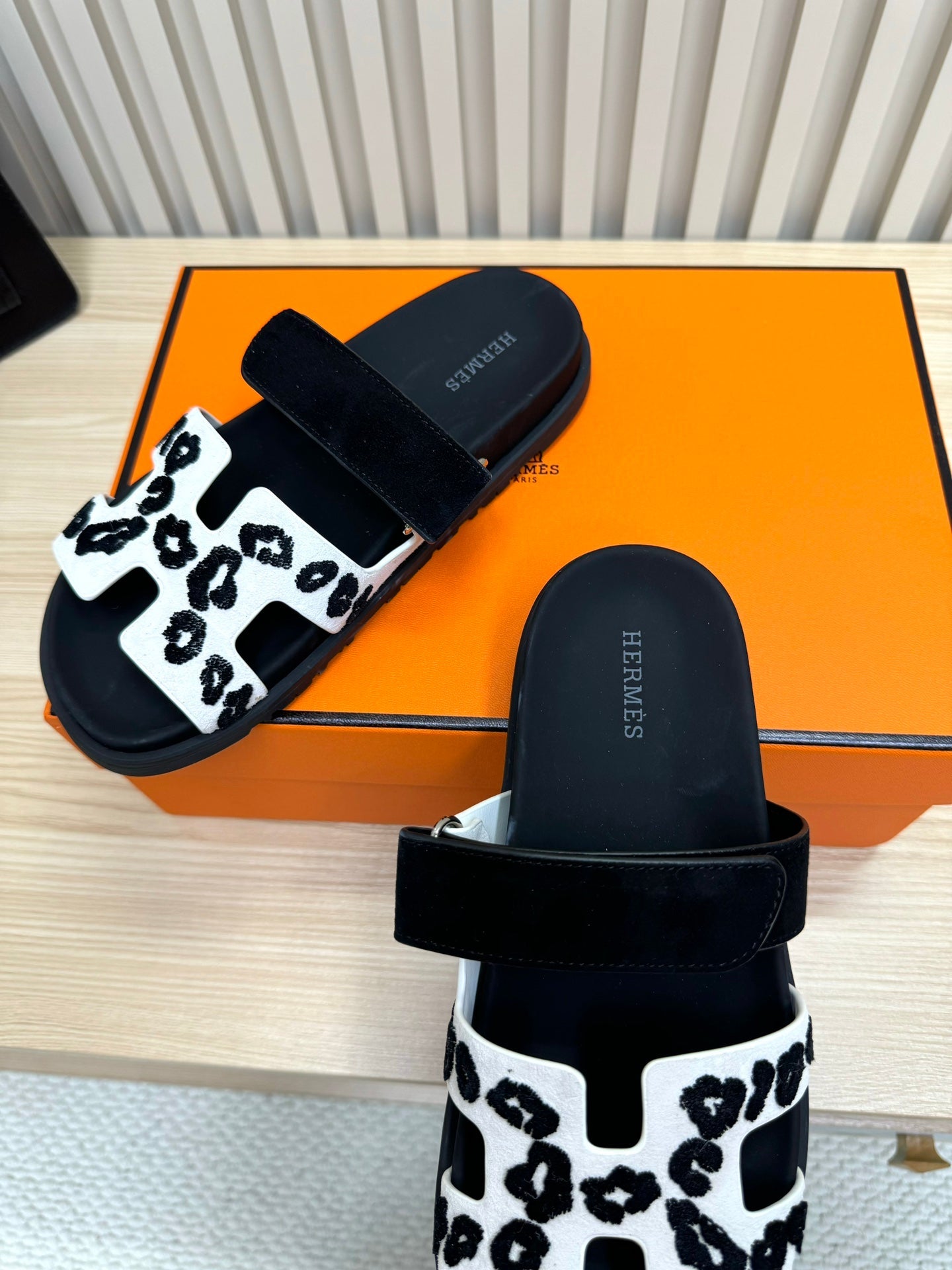 HM Chypre Sandal Black White Suede Wool Leather 618576