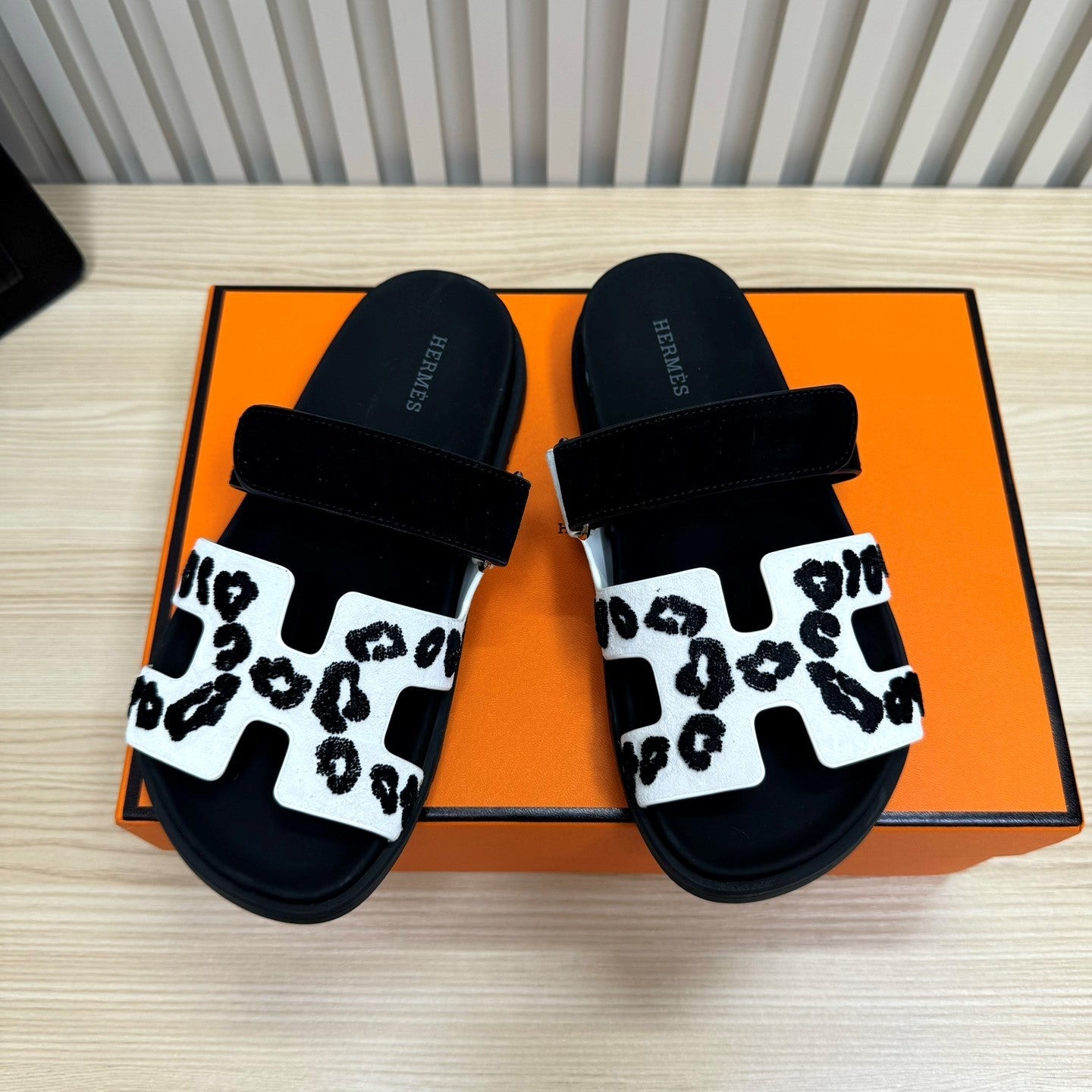 HM Chypre Sandal Black White Suede Wool Leather 618576