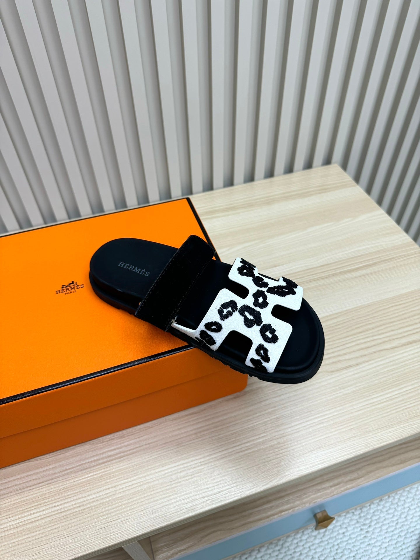 HM Chypre Sandal Black White Suede Wool Leather 618576