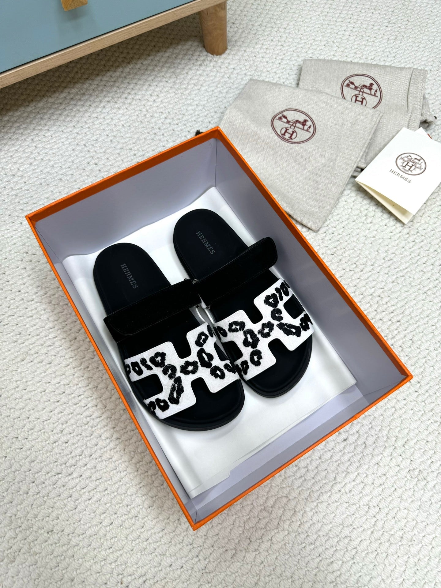 HM Chypre Sandal Black White Suede Wool Leather 618576