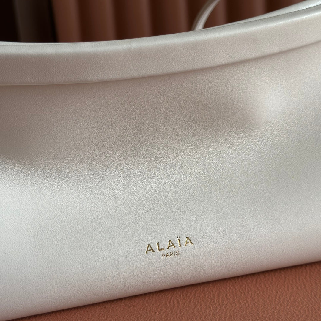 Alaia Le Click East West Small Bag 25cm White Calfskin