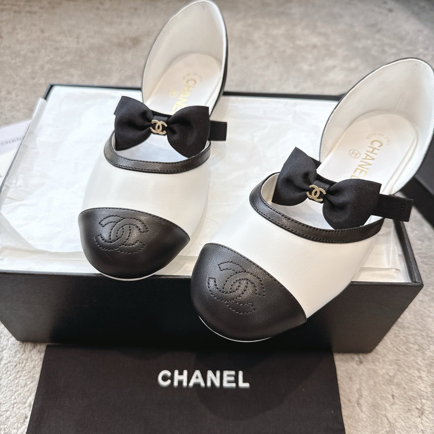 CC  25b Fall-Winter Mary Janes 15mm White Black Calfskin & Sheepskin 415776