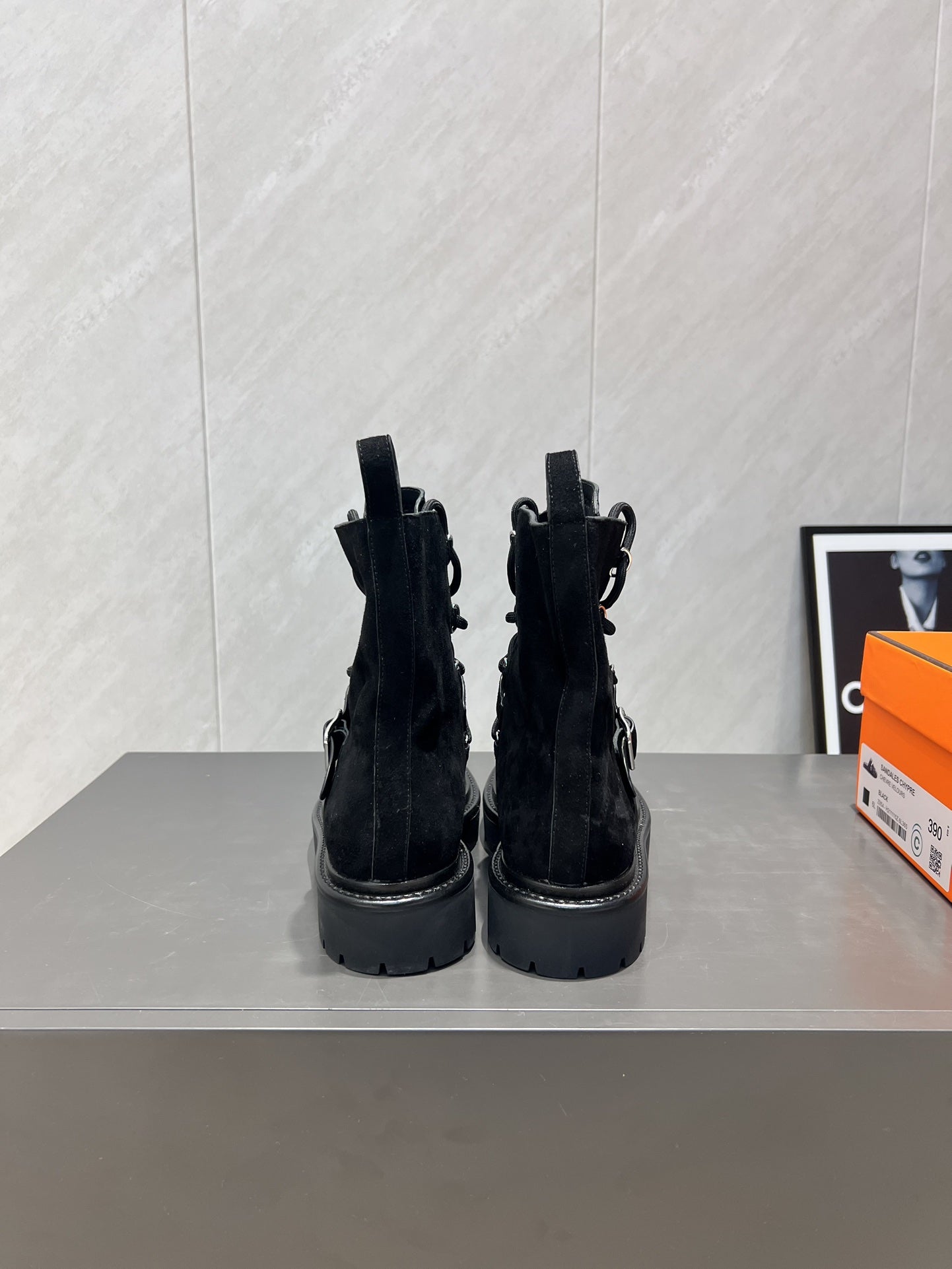 HM 25s Tobacco Boots 30mm Black Suede 442556