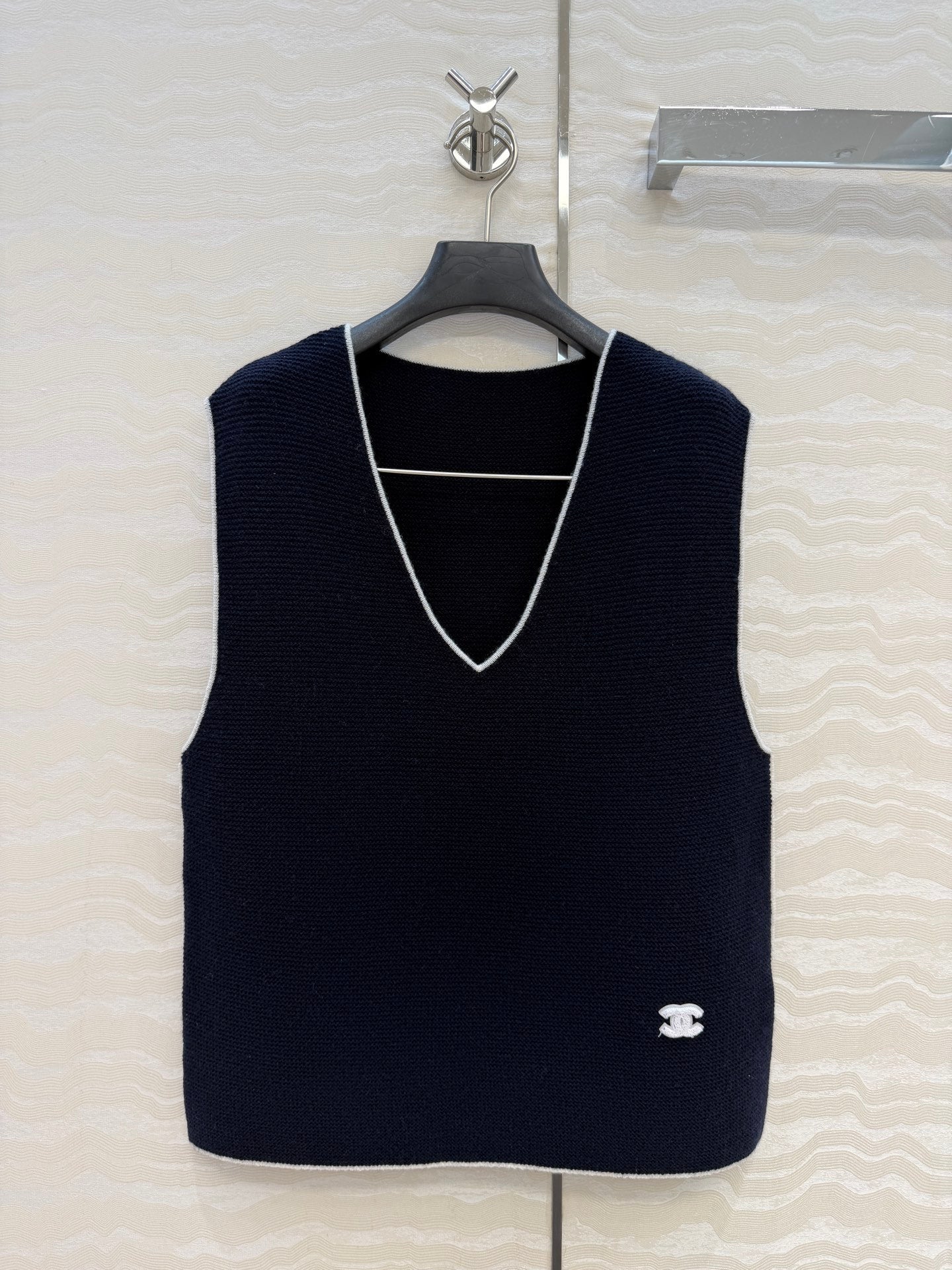 CC V-Neck Vest Black Wool 373509