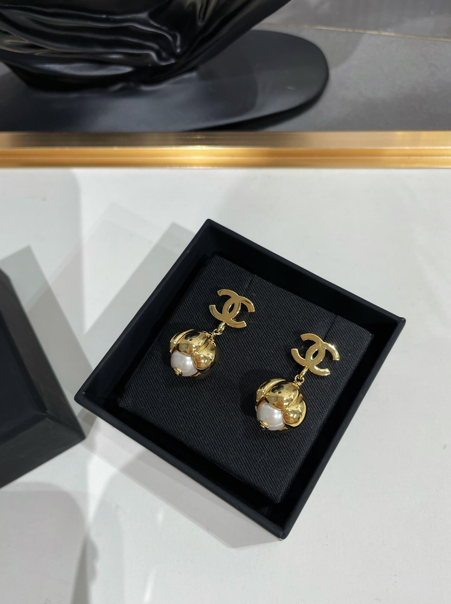CC 26FW Gorgeous Gold Pearl Earrings 016