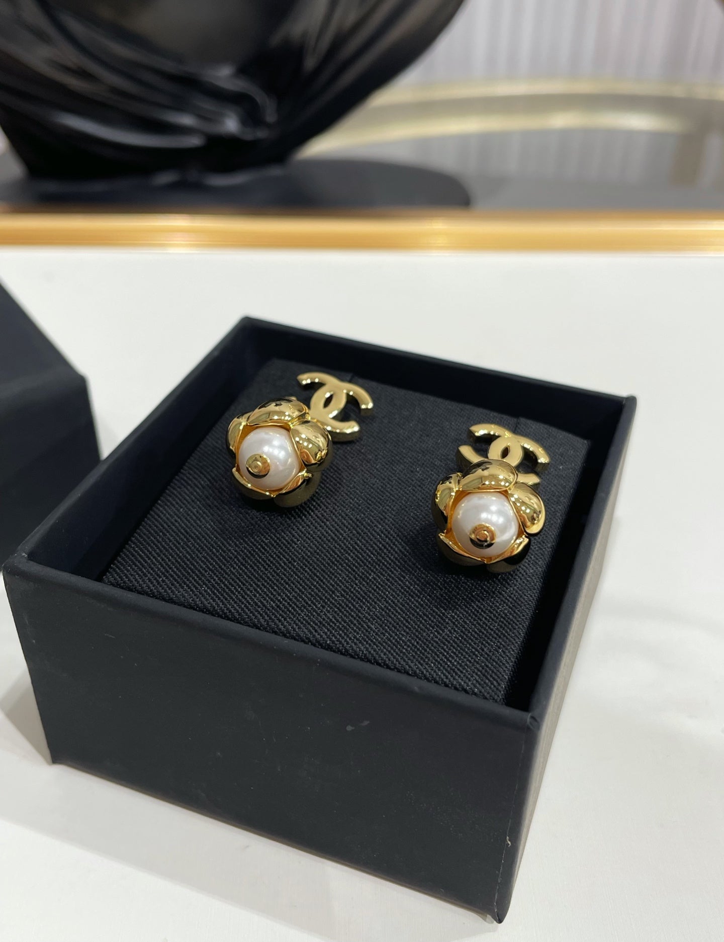 CC 26FW Gorgeous Gold Pearl Earrings 016