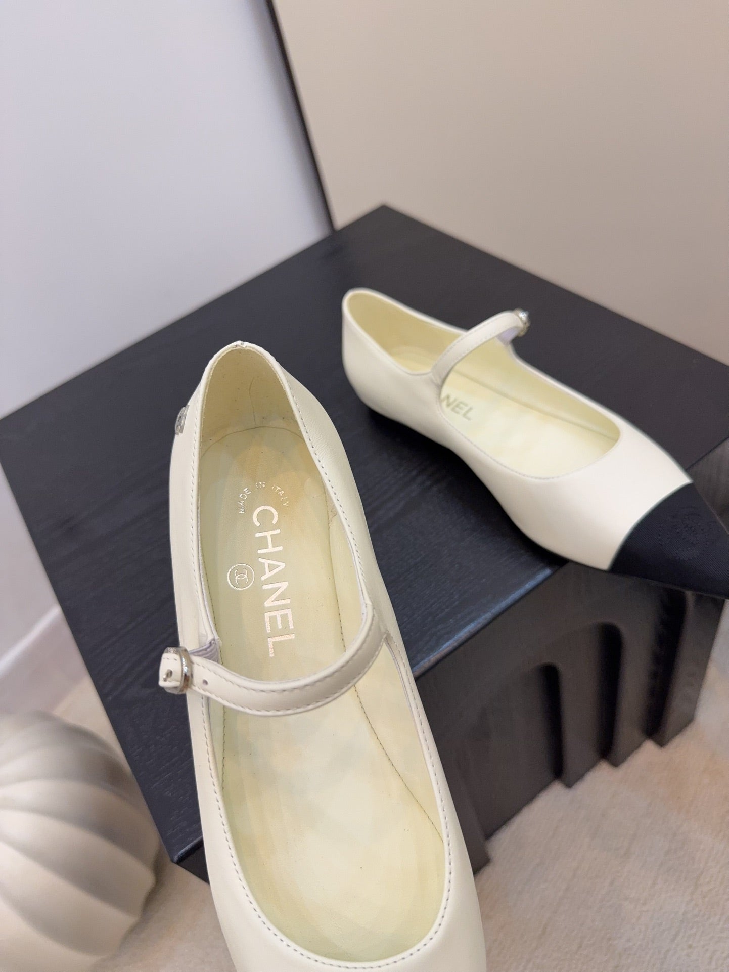CD FW Mary Janes Light Beige Lambskin & Grosgrain 505040