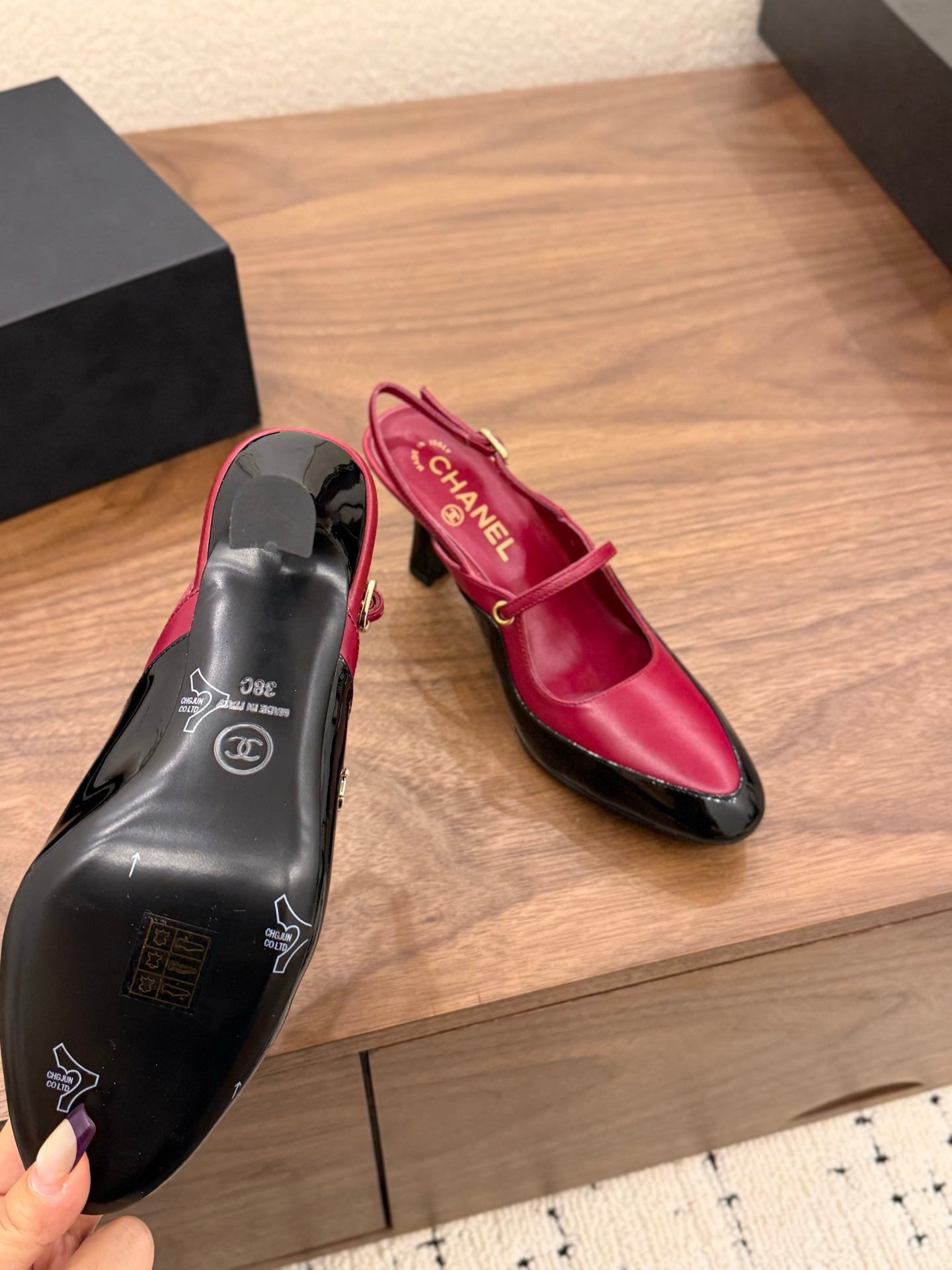 CC 26FW Slingback 7.5cm Black Burgundy Lambskin Patent Leather 676113