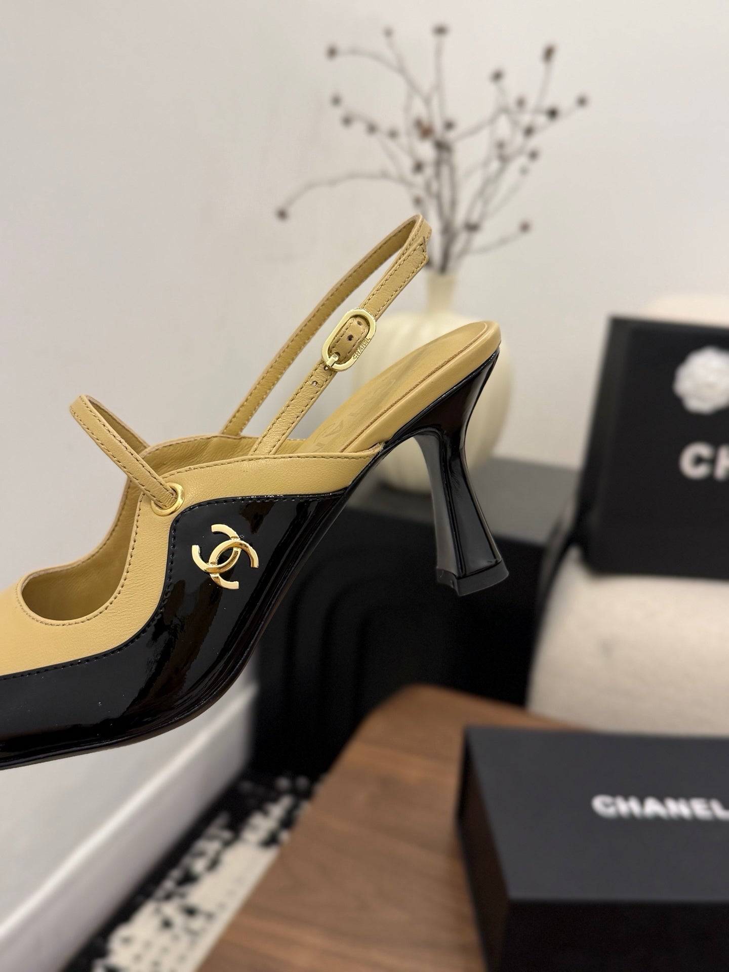 CC 26FW Slingback 7.5cm Black Beige Lambskin Patent Leather 676114