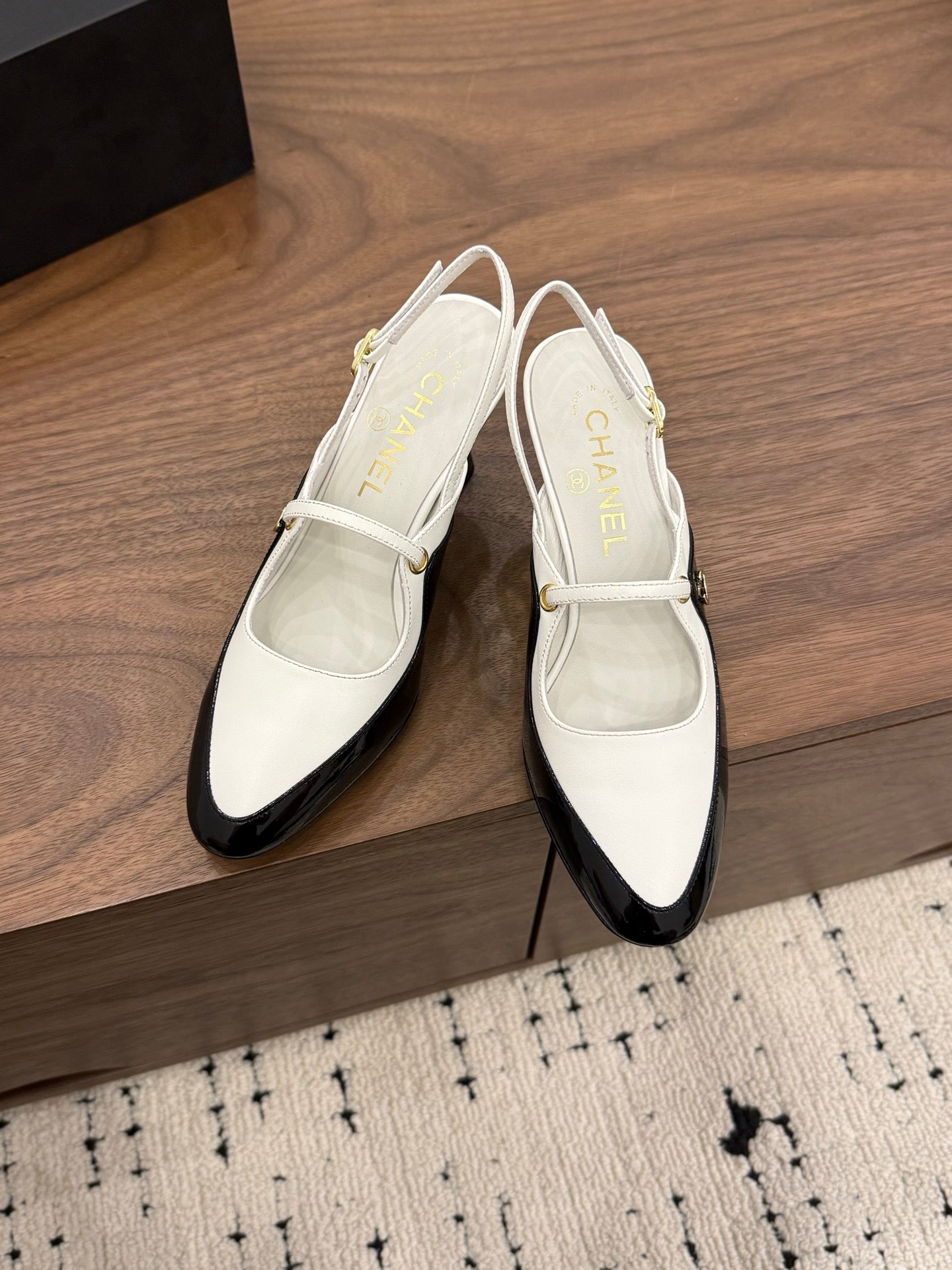 CC 26FW Slingback 7.5cm Black White Lambskin Patent Leather 676116