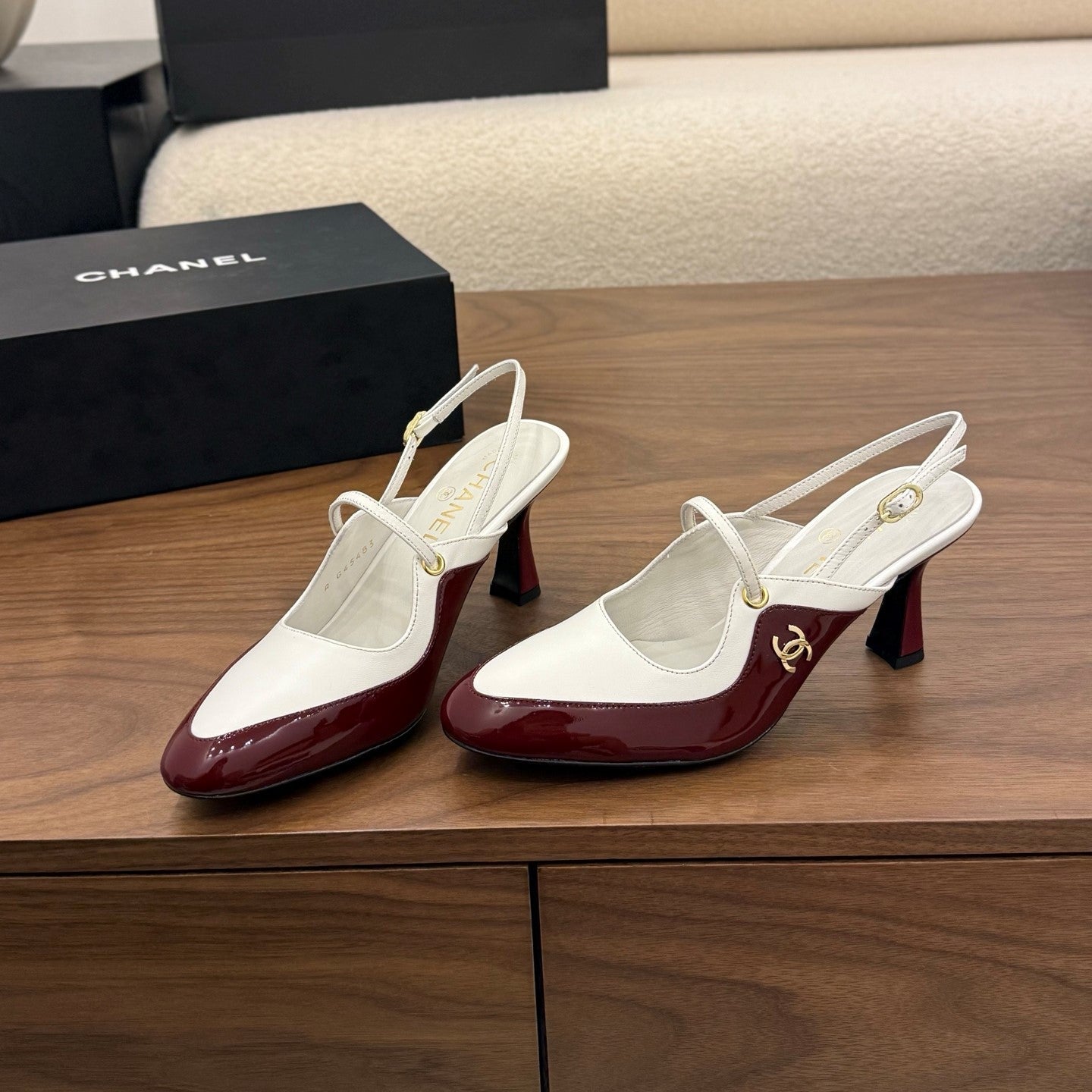 CC 26FW Slingback 7.5cm Chocolate White Lambskin Patent Leather 676117