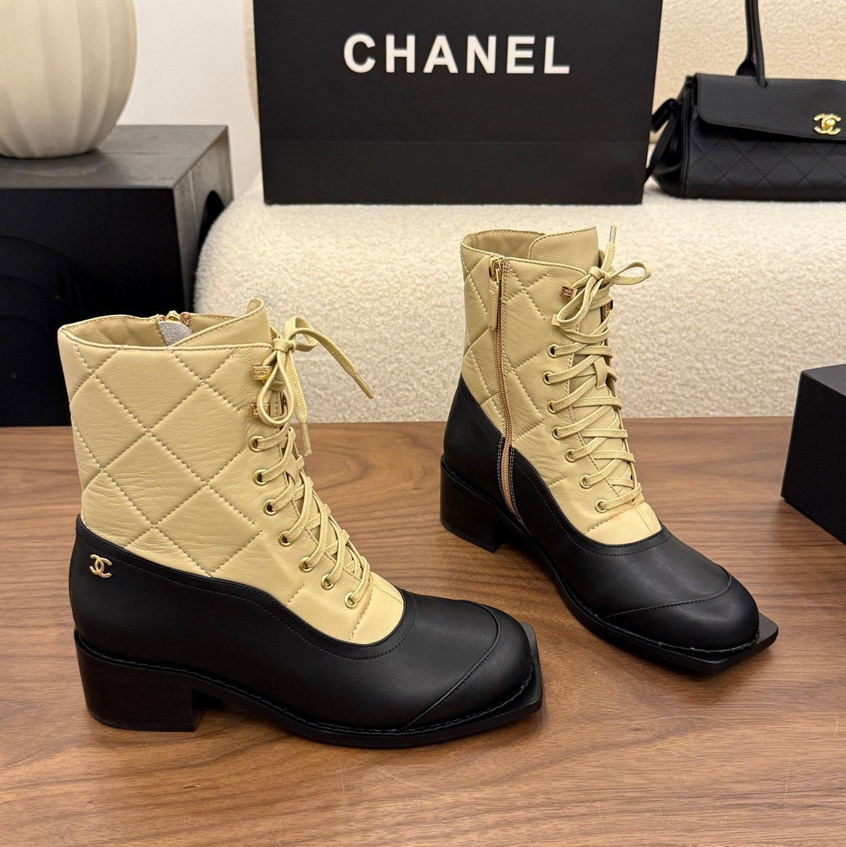 CC 26B Lace-Up Boots 4.5cm Beige Black Quilted Leather 122445