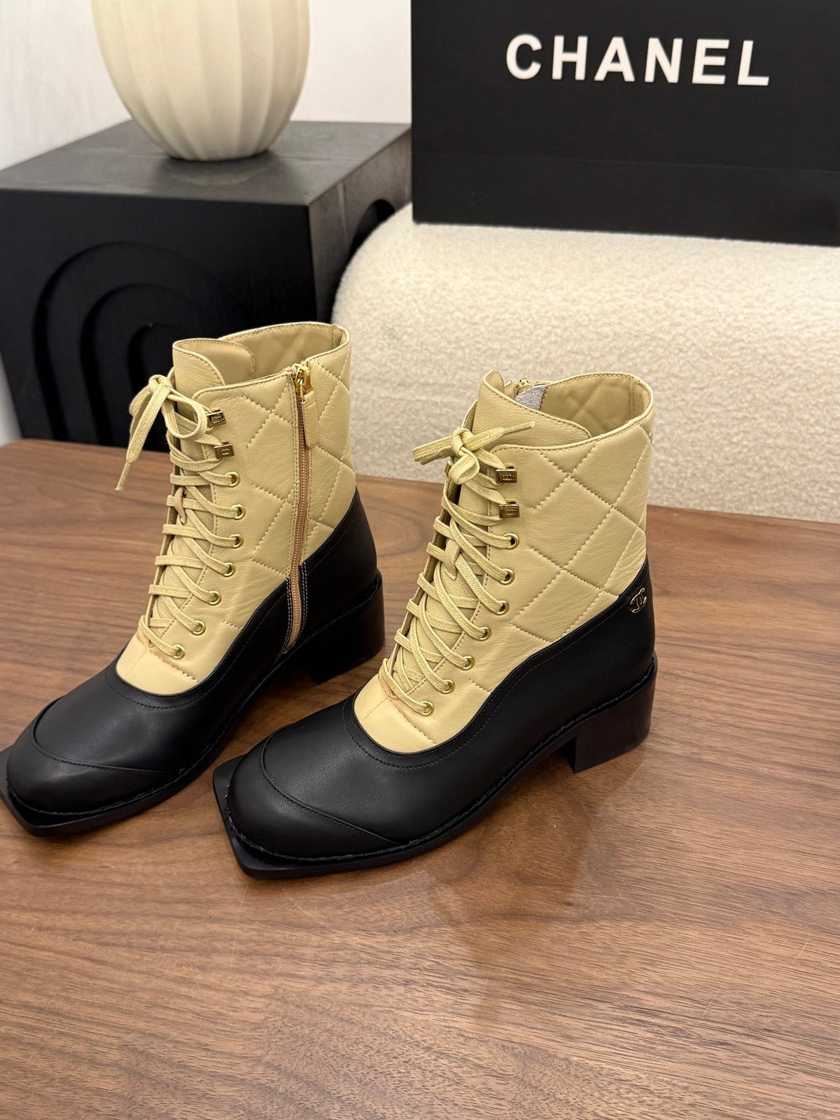 CC 26B Lace-Up Boots 4.5cm Beige Black Quilted Leather 122445