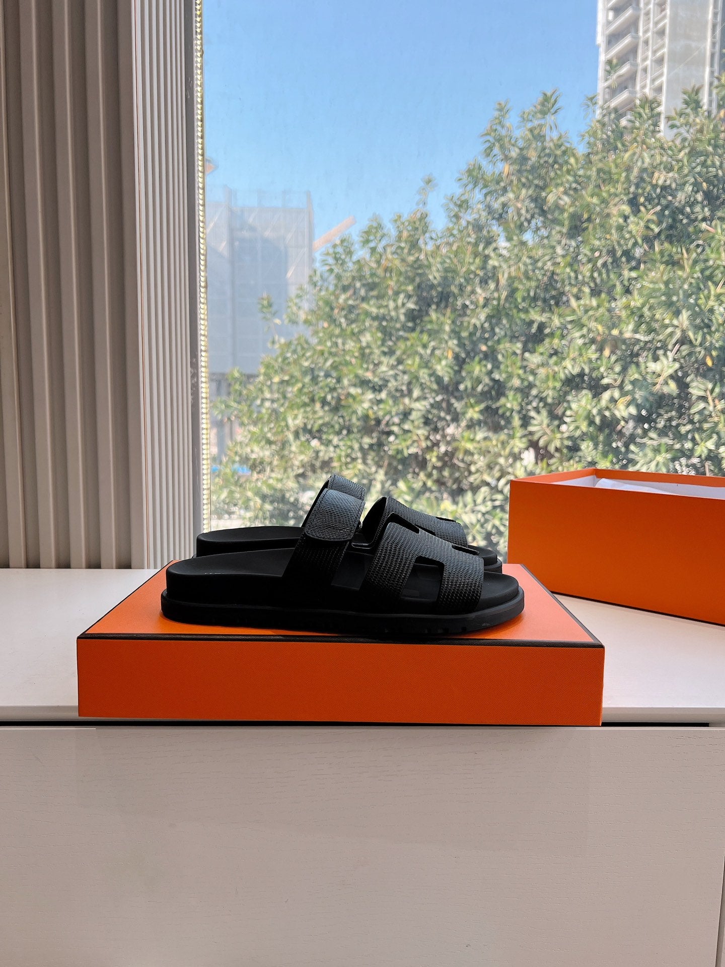 HM 26s Chypre Sandal In Black Shiny Grained Calfskin